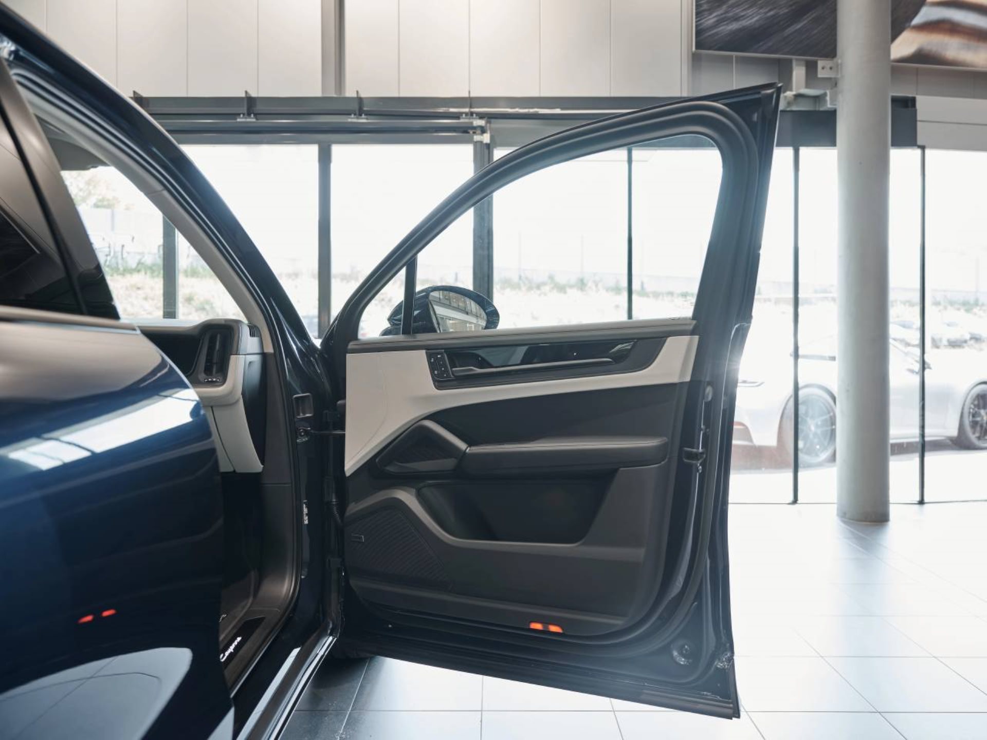 PORSCHE Cayenne Black Edition-image-20