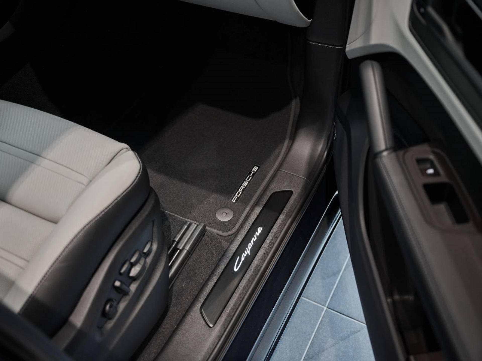 PORSCHE Cayenne Black Edition-image-21