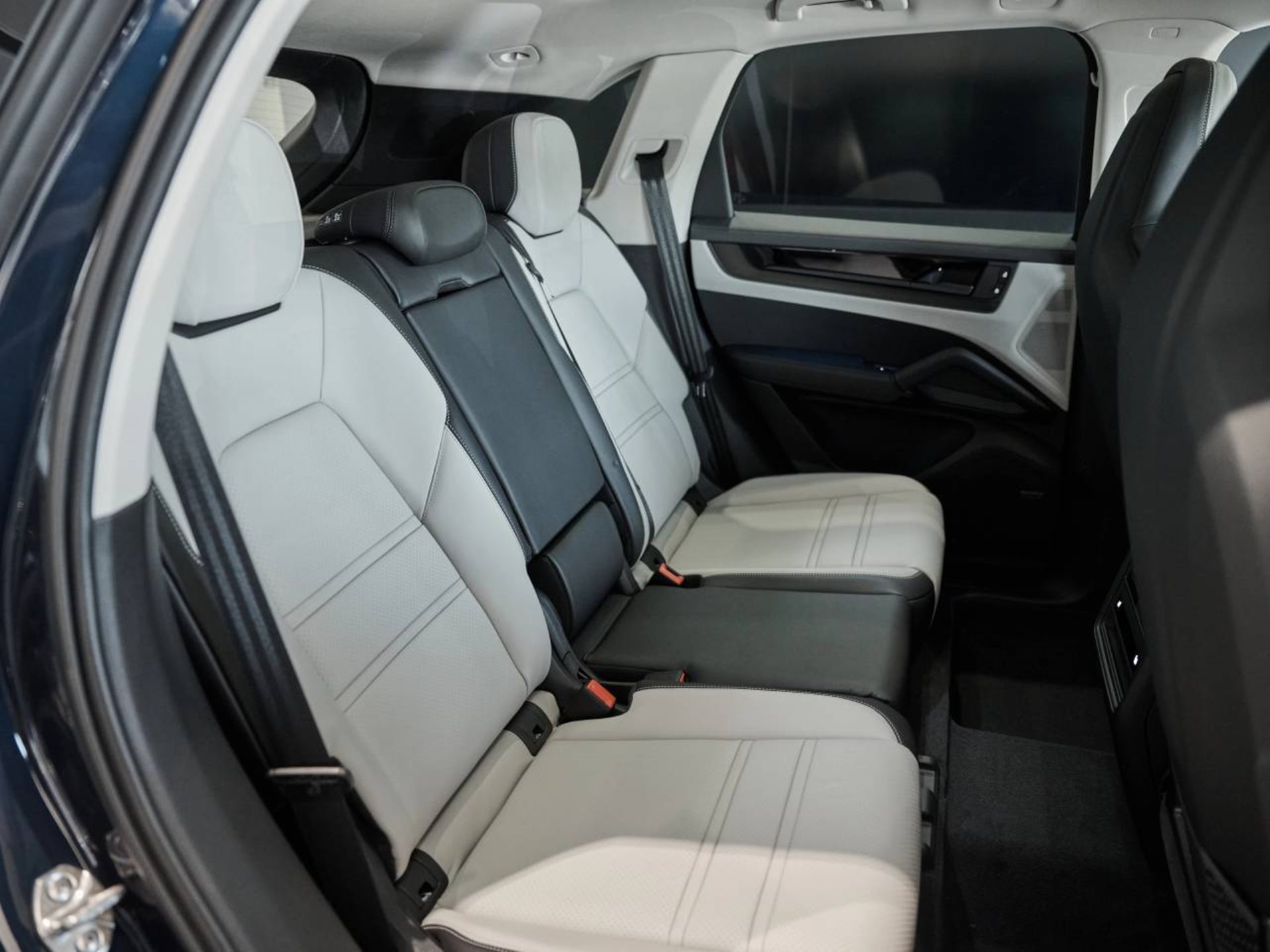PORSCHE Cayenne Black Edition-image-22