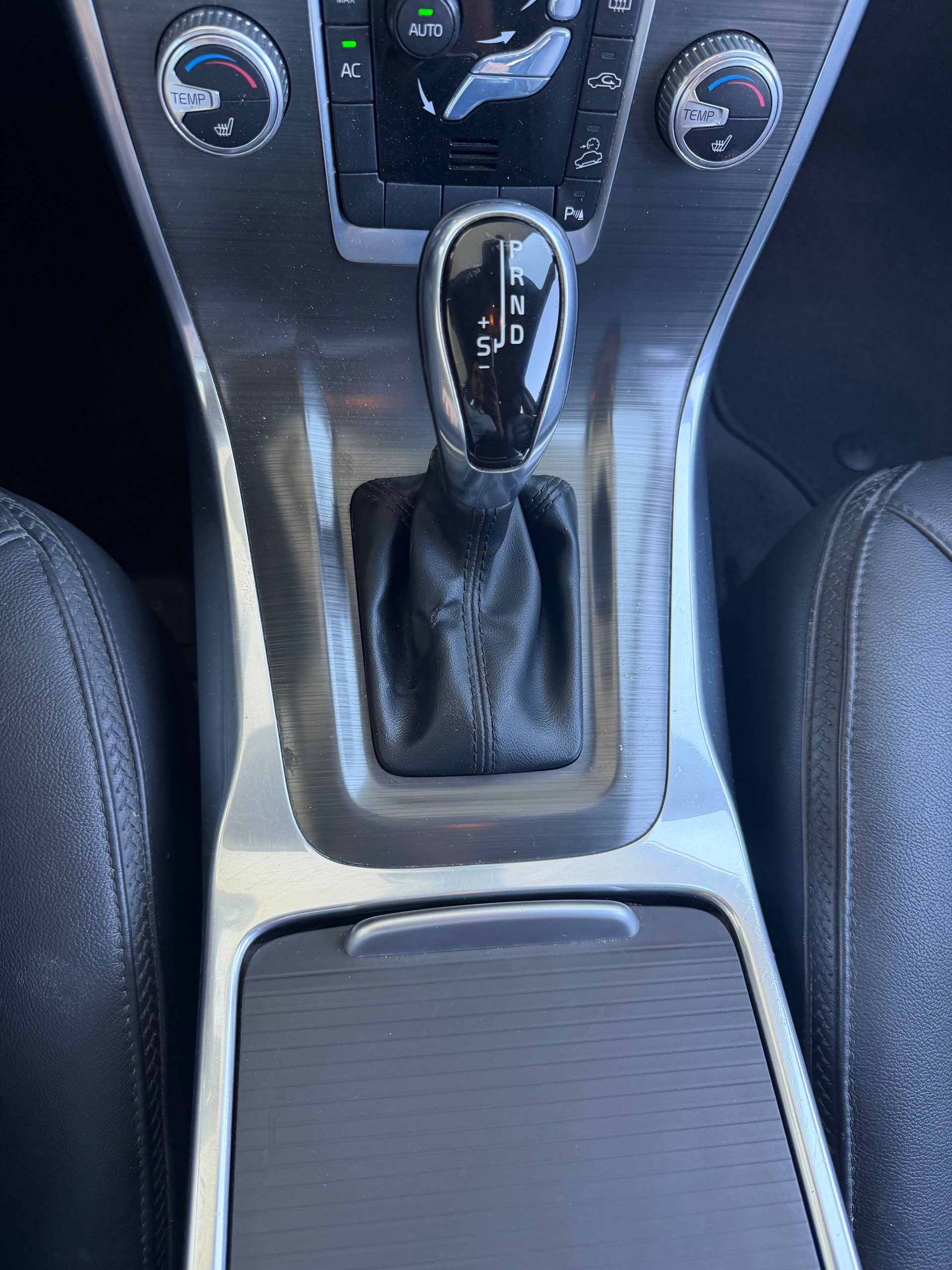 VOLVO XC70 D5 AWD Momentum Geartronic-image-10