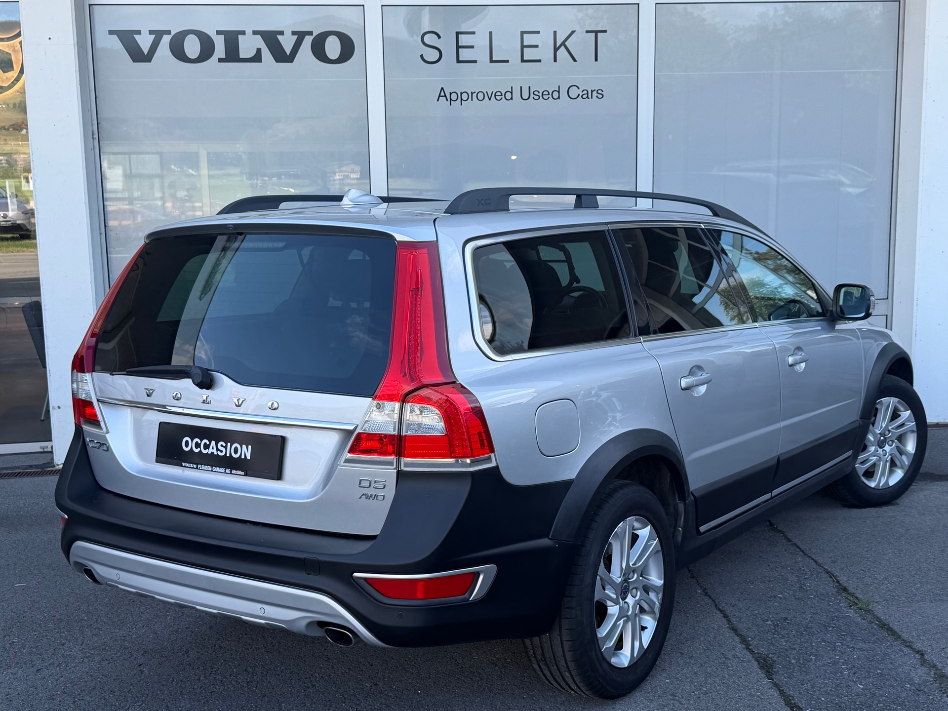 VOLVO XC70 D5 AWD Momentum Geartronic-showroom-element-1