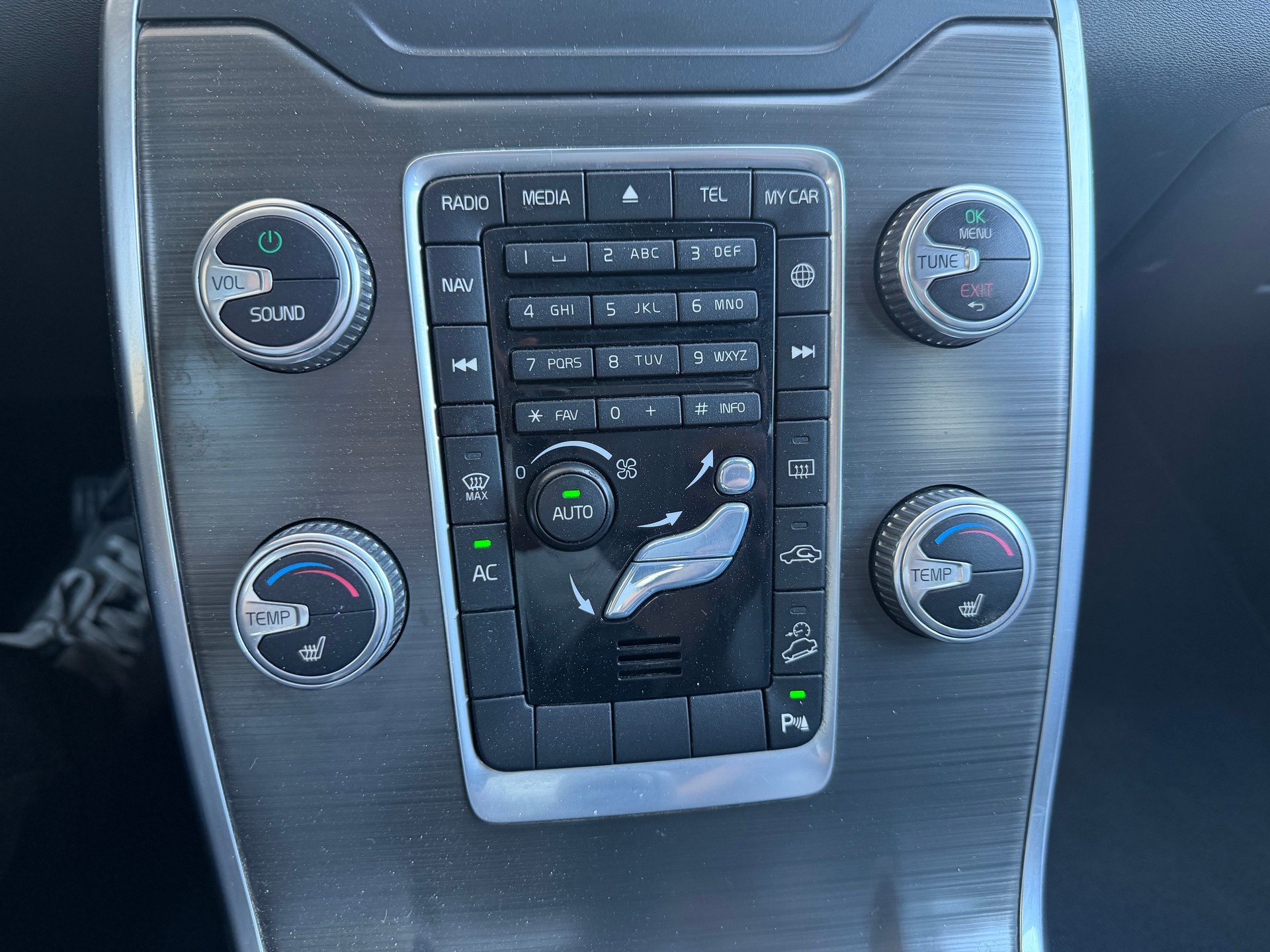 VOLVO XC70 D5 AWD Momentum Geartronic-image-11