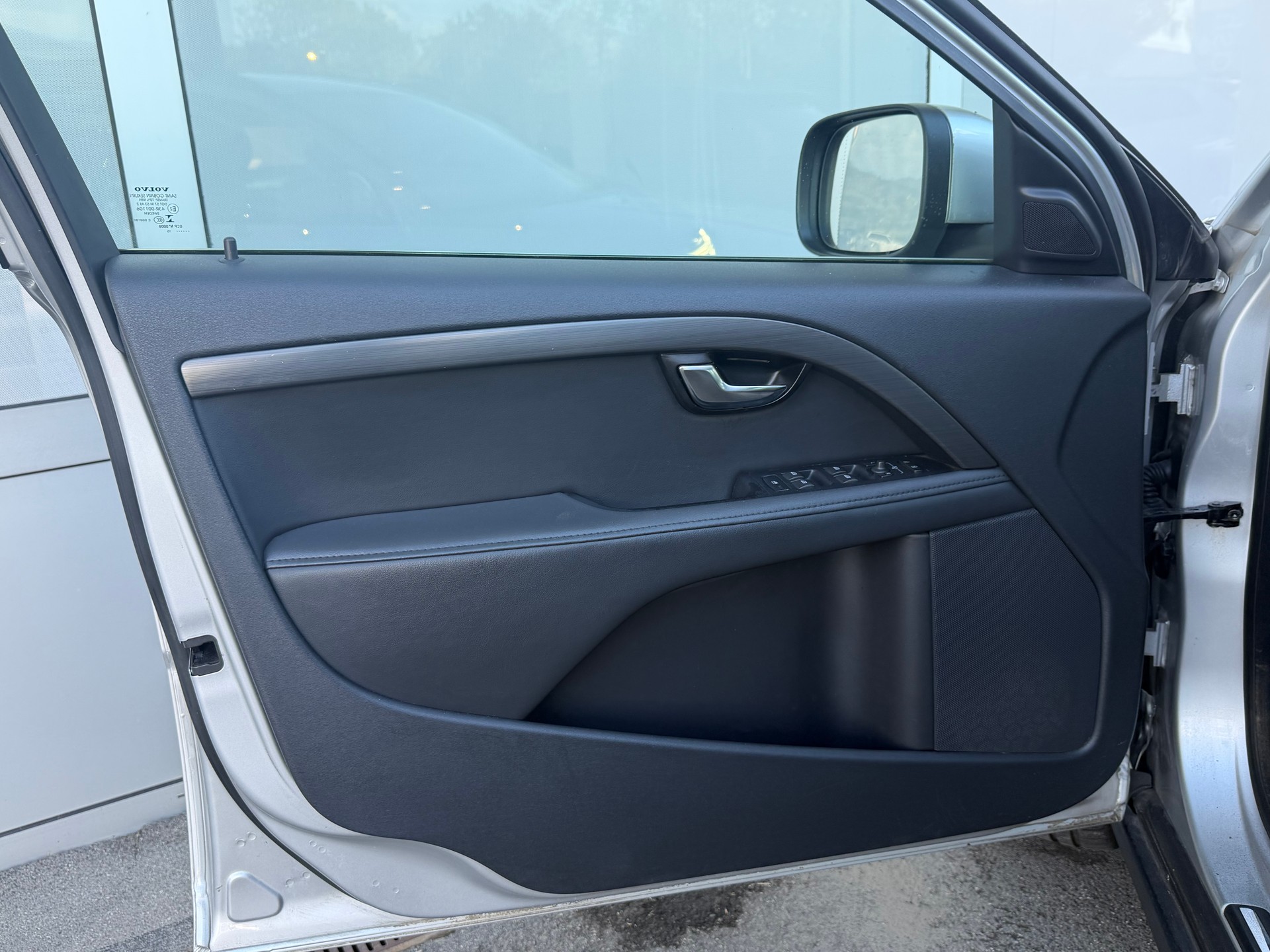 VOLVO XC70 D5 AWD Momentum Geartronic-image-8