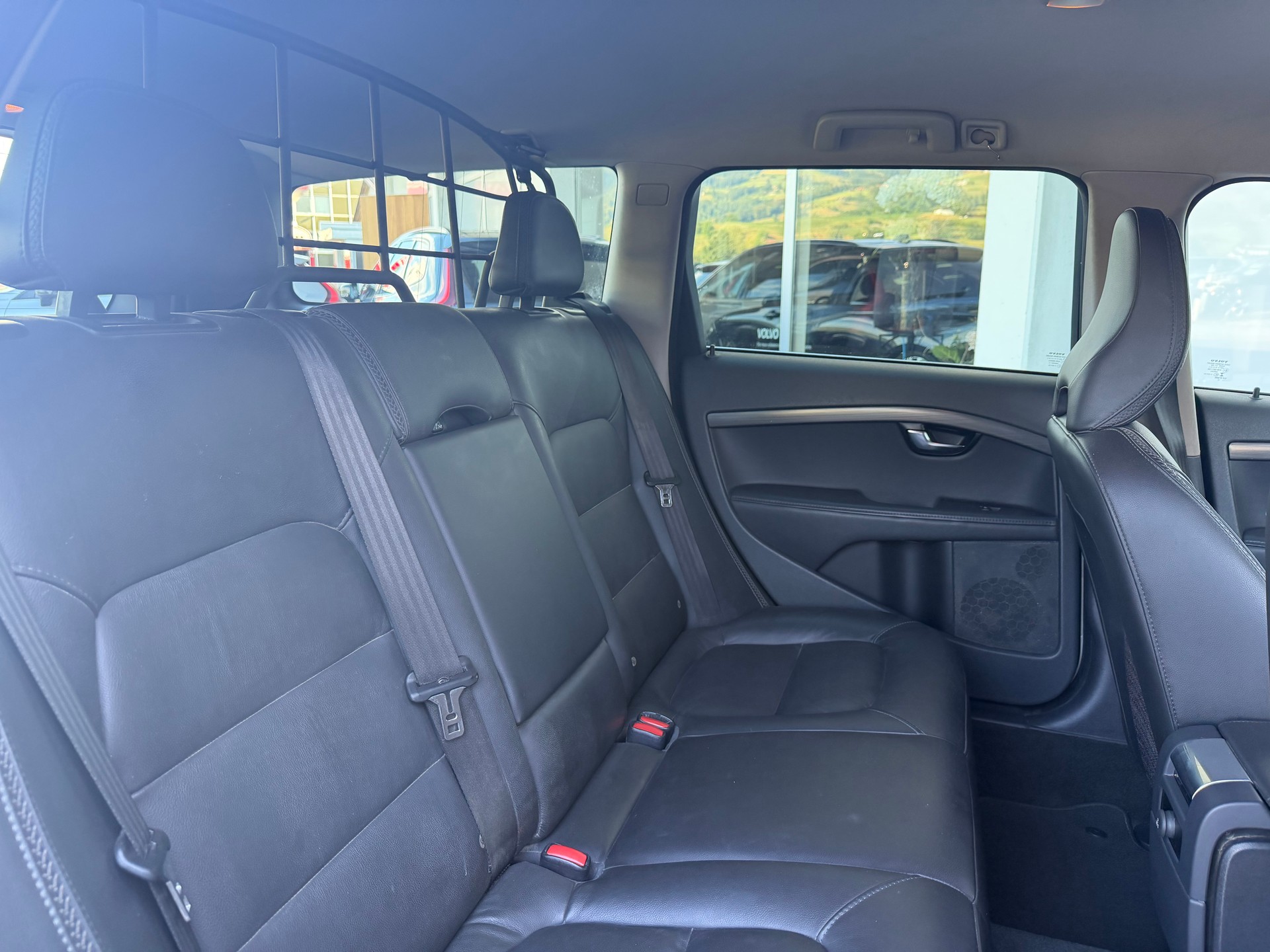 VOLVO XC70 D5 AWD Momentum Geartronic-image-4