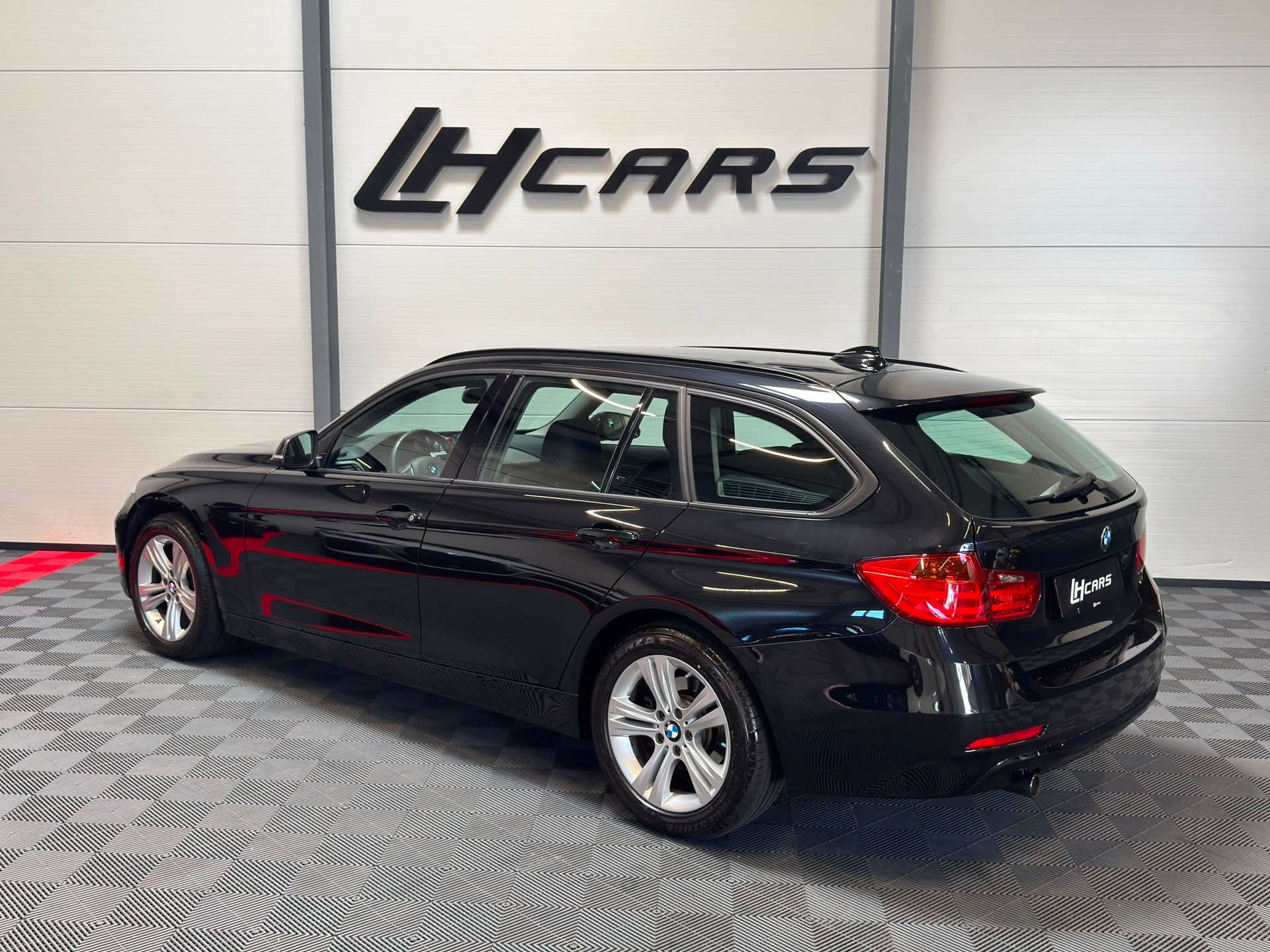 BMW 320d xDrive Touring Sportline-image-2