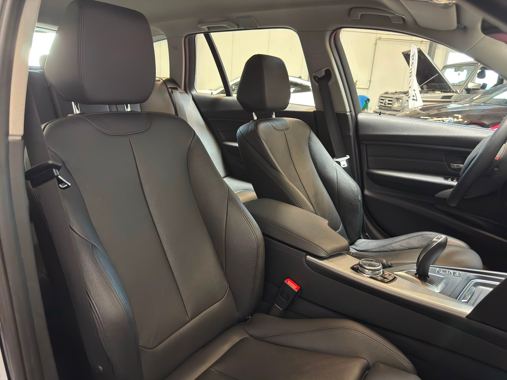 BMW 320d xDrive Touring Sportline-image-8