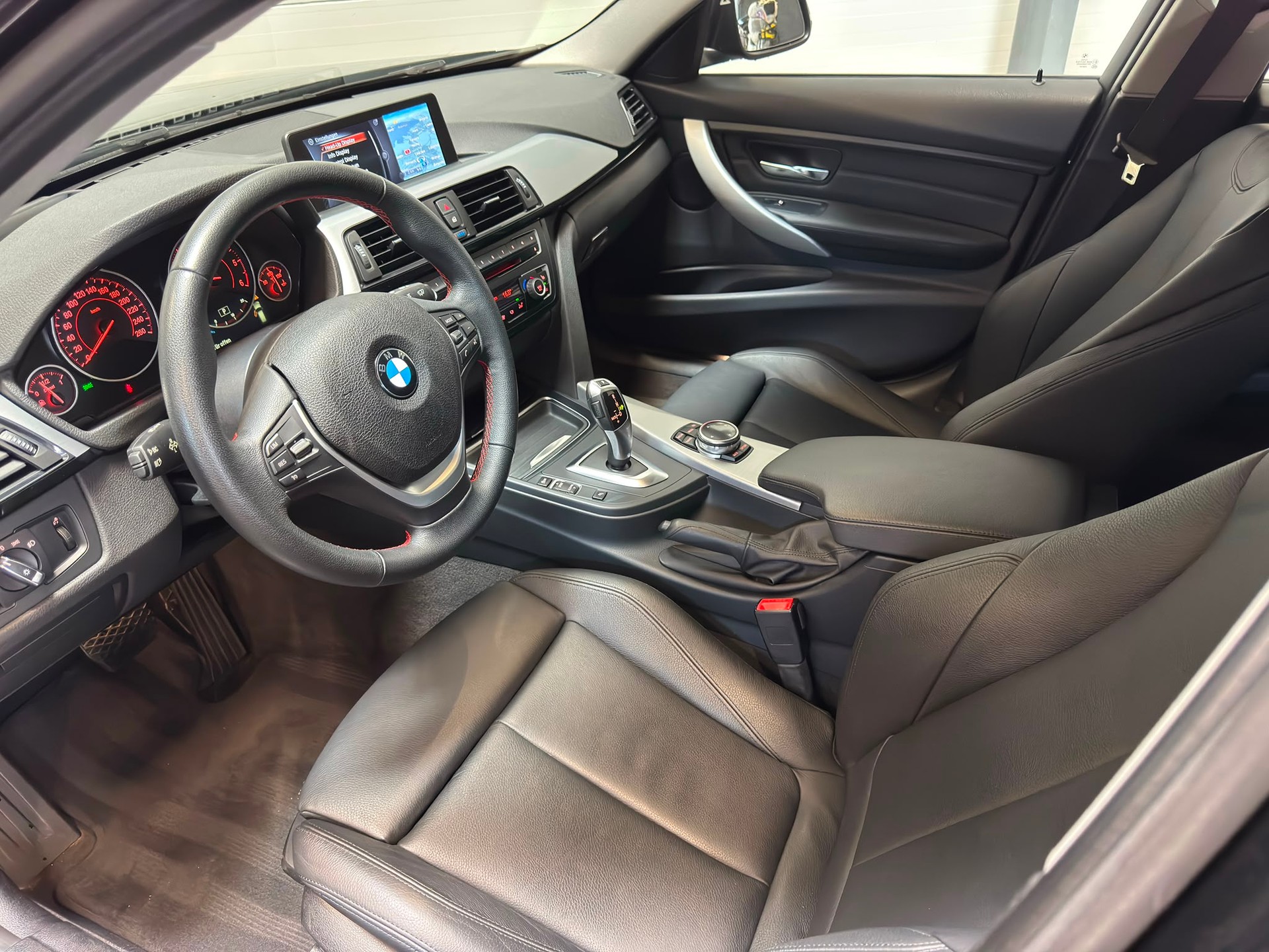 BMW 320d xDrive Touring Sportline-image-15