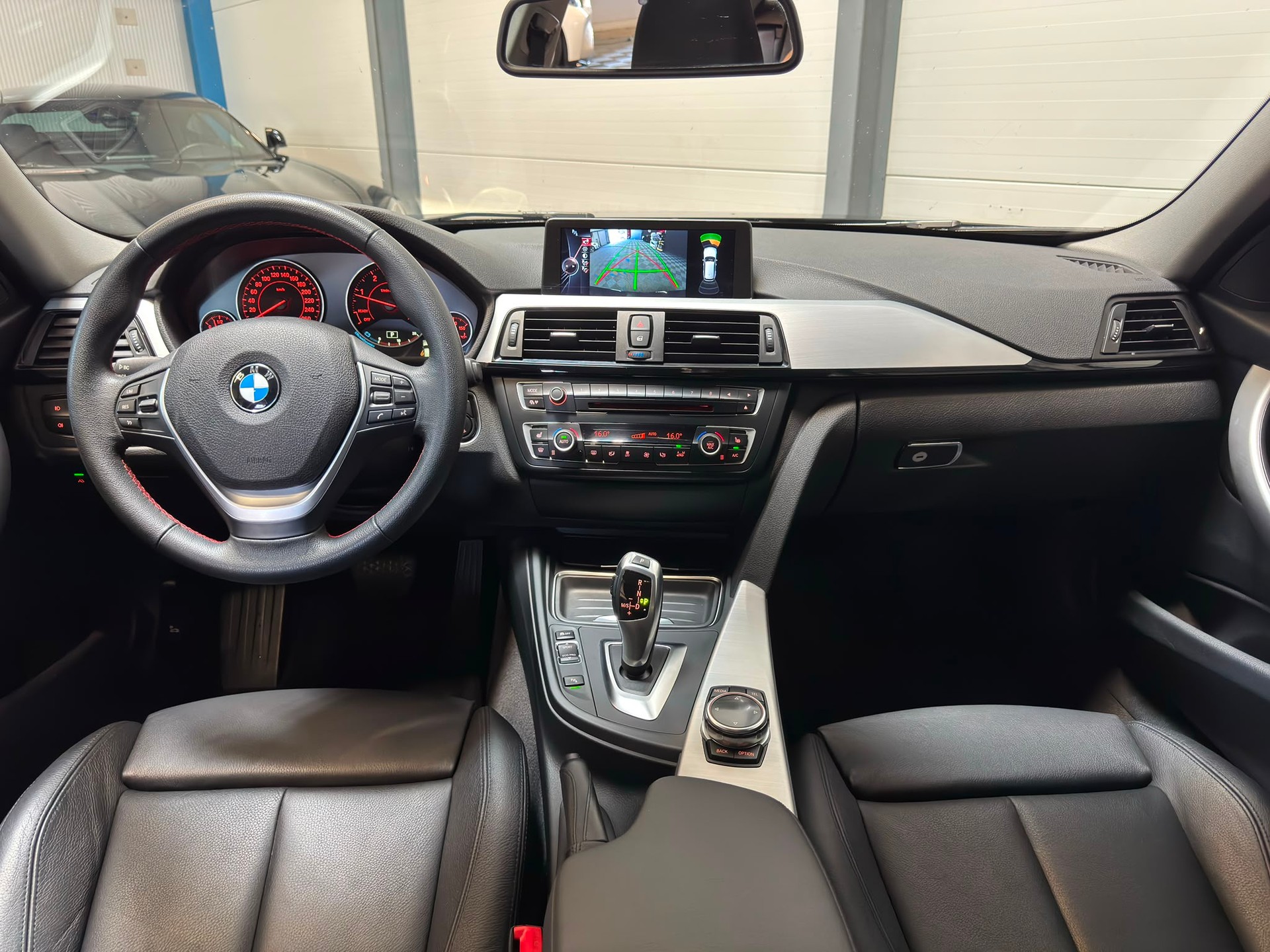 BMW 320d xDrive Touring Sportline-image-7