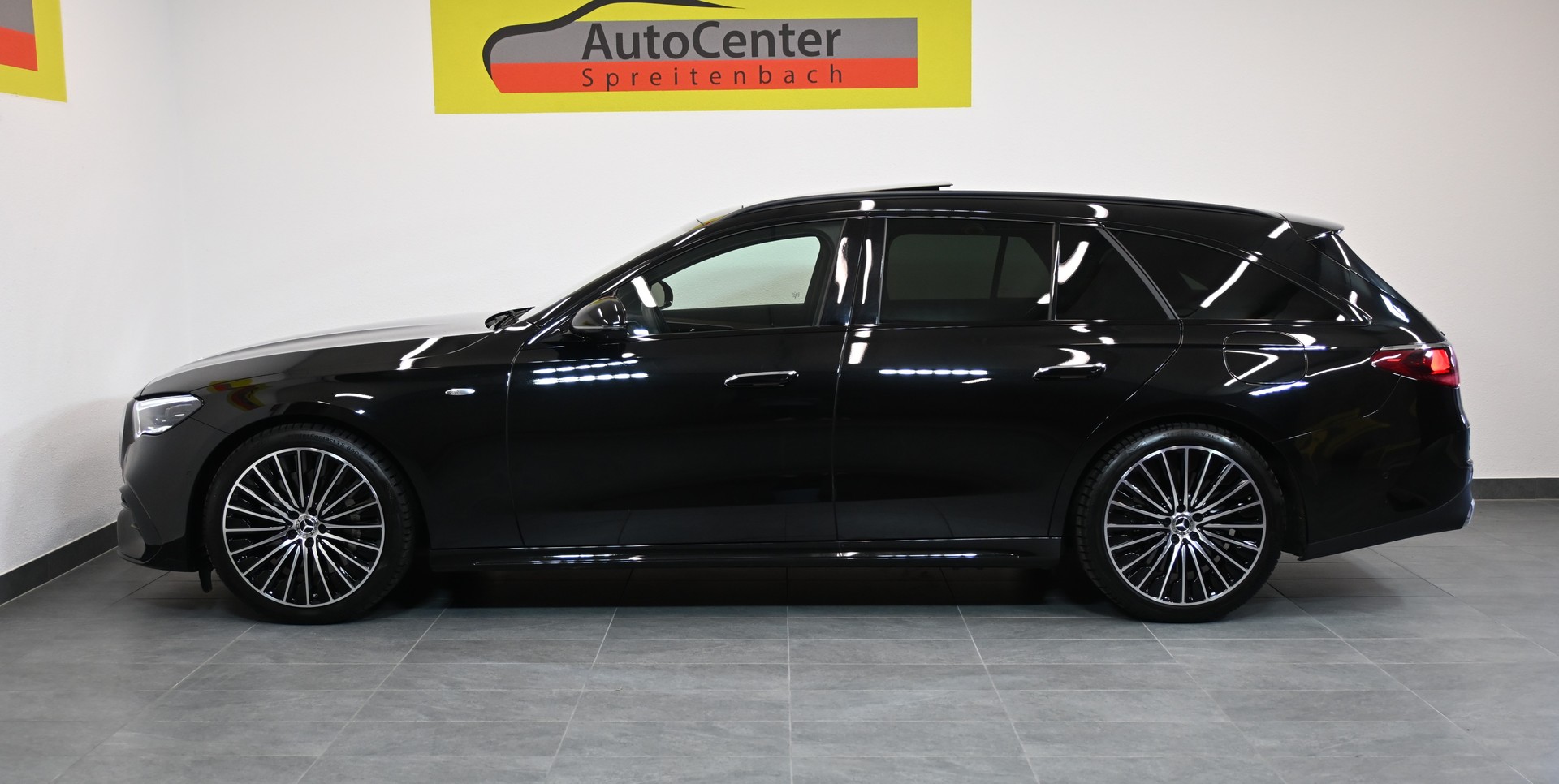MERCEDES-BENZ E 300 de T AMG-Line 4Matic EQ Hybrid 9G-Tronic-image-11