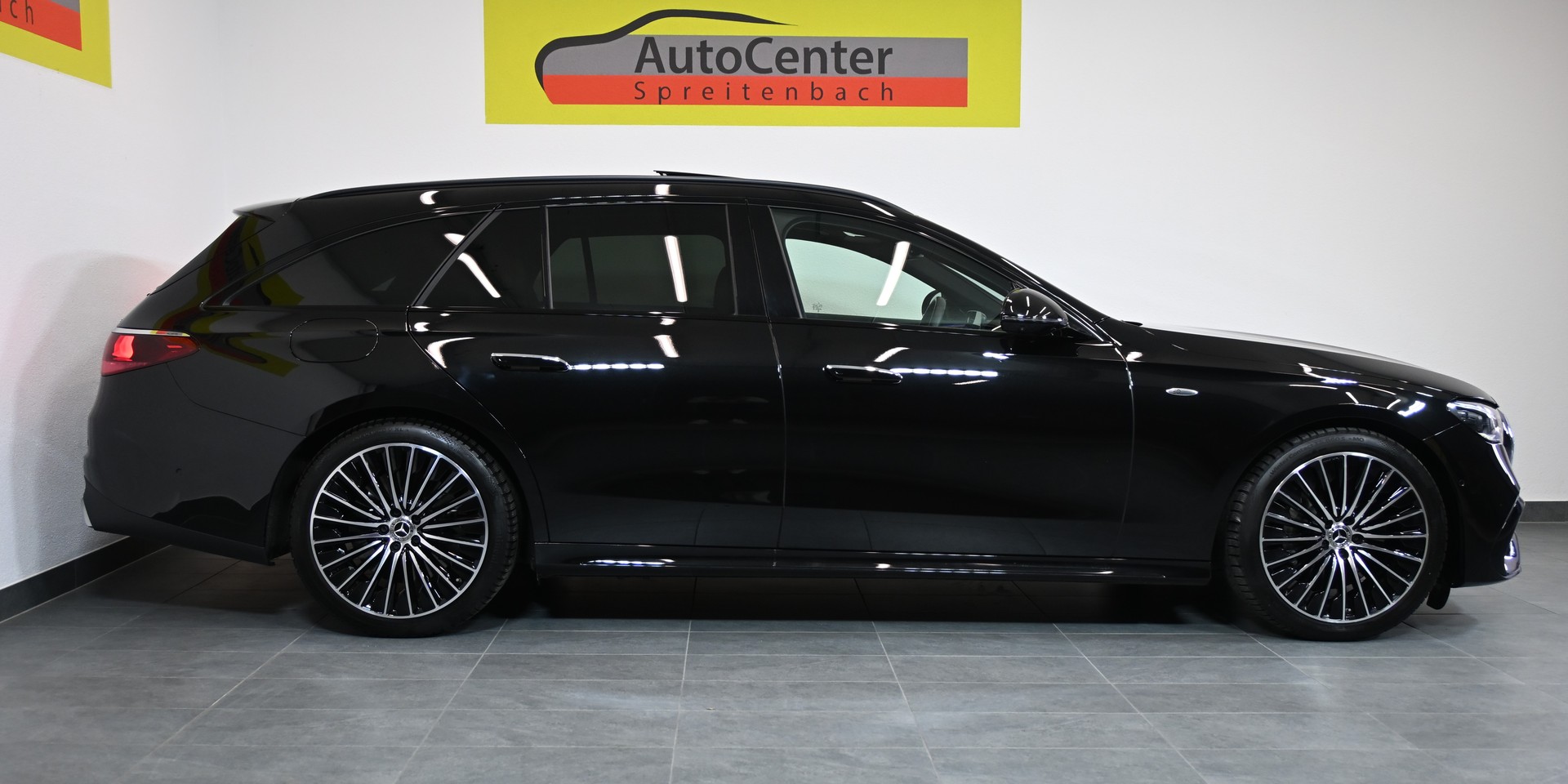 MERCEDES-BENZ E 300 de T AMG-Line 4Matic EQ Hybrid 9G-Tronic-image-13