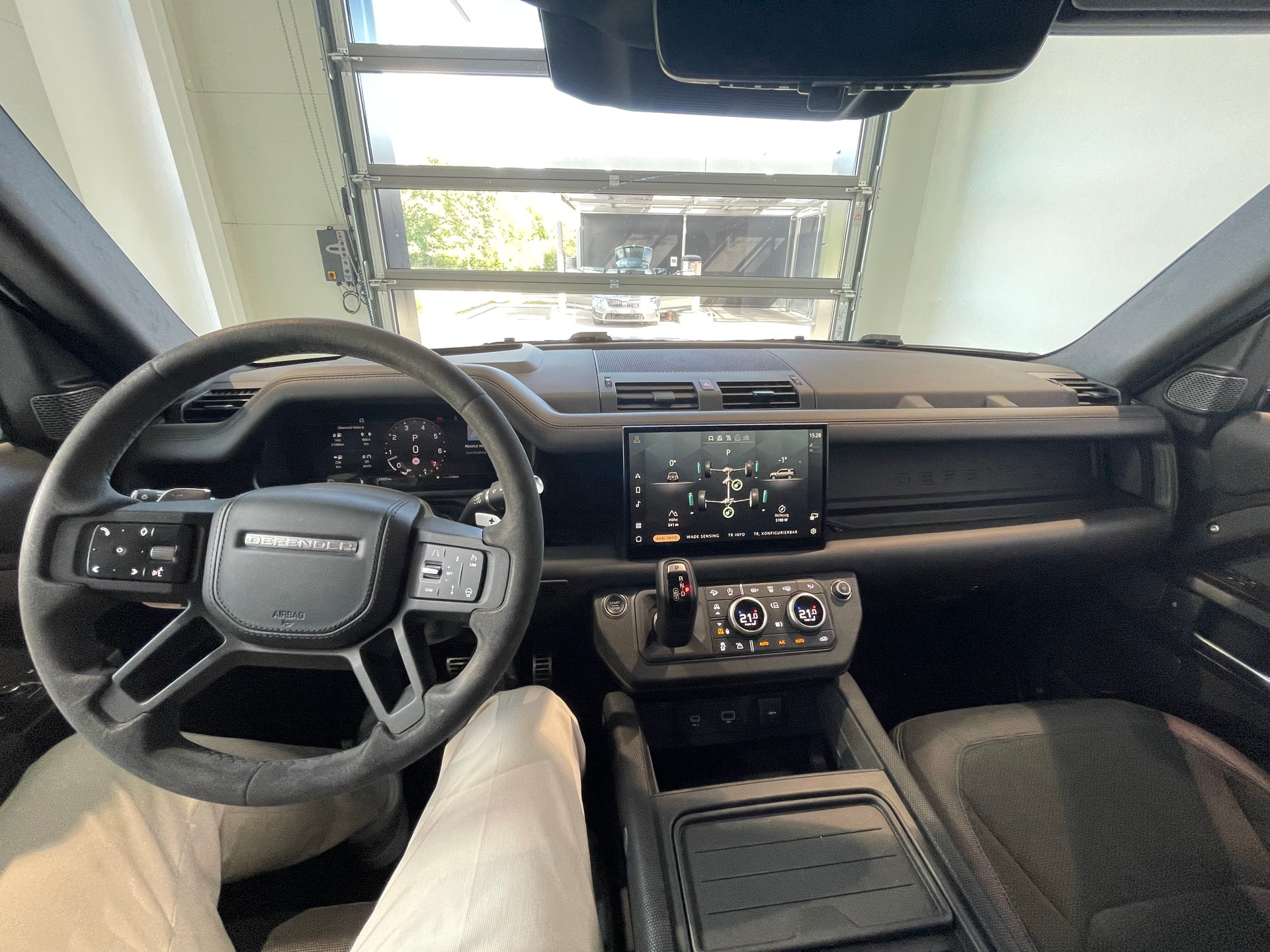 LAND ROVER Defender 110 525 V8 5.0 Carpathian Edition AT8-image-10