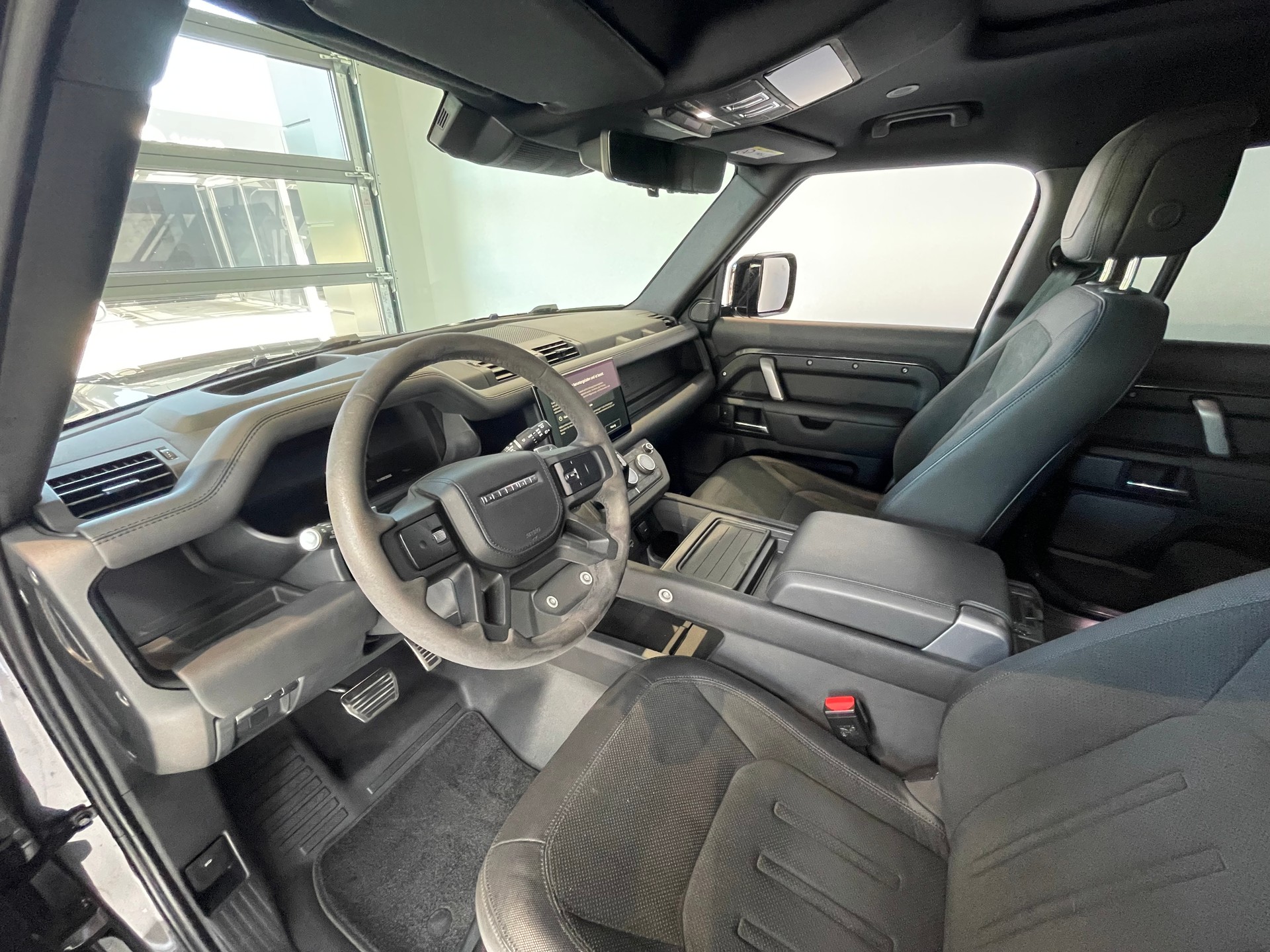 LAND ROVER Defender 110 525 V8 5.0 Carpathian Edition AT8-image-4