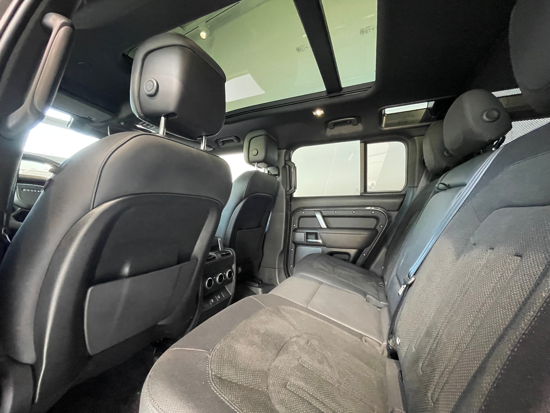 LAND ROVER Defender 110 525 V8 5.0 Carpathian Edition AT8-image-6