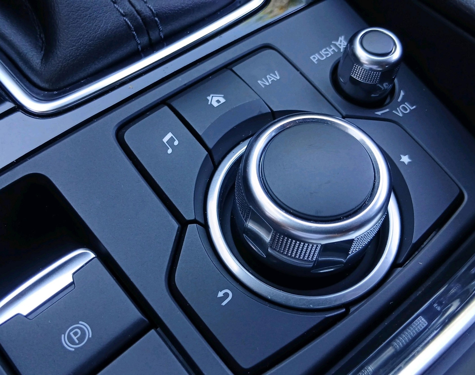 MAZDA 3 D 150 Revolution-image-18