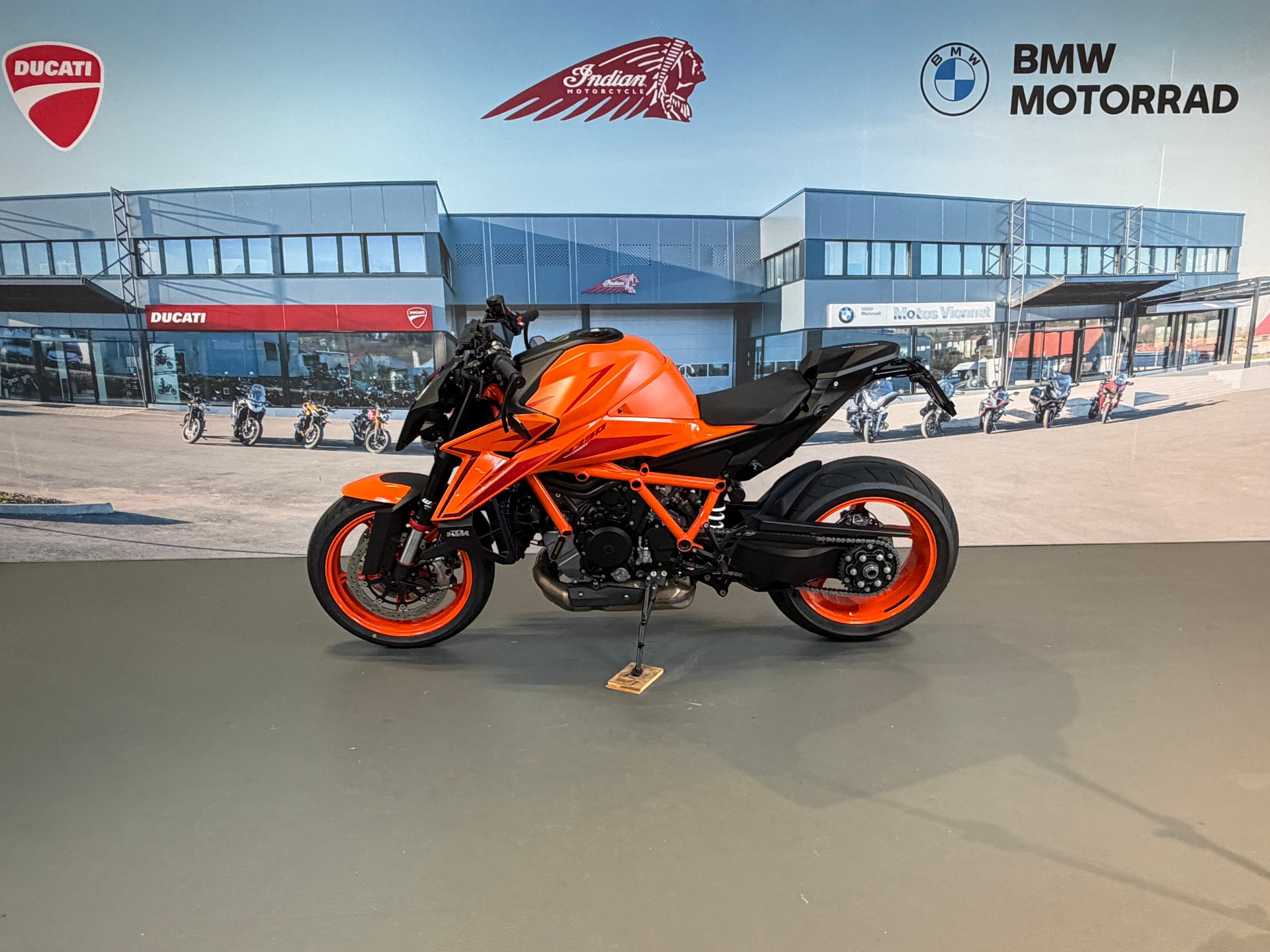 KTM 1390 Super Duke R EN DÉPÔT VENTE-showroom-element-2