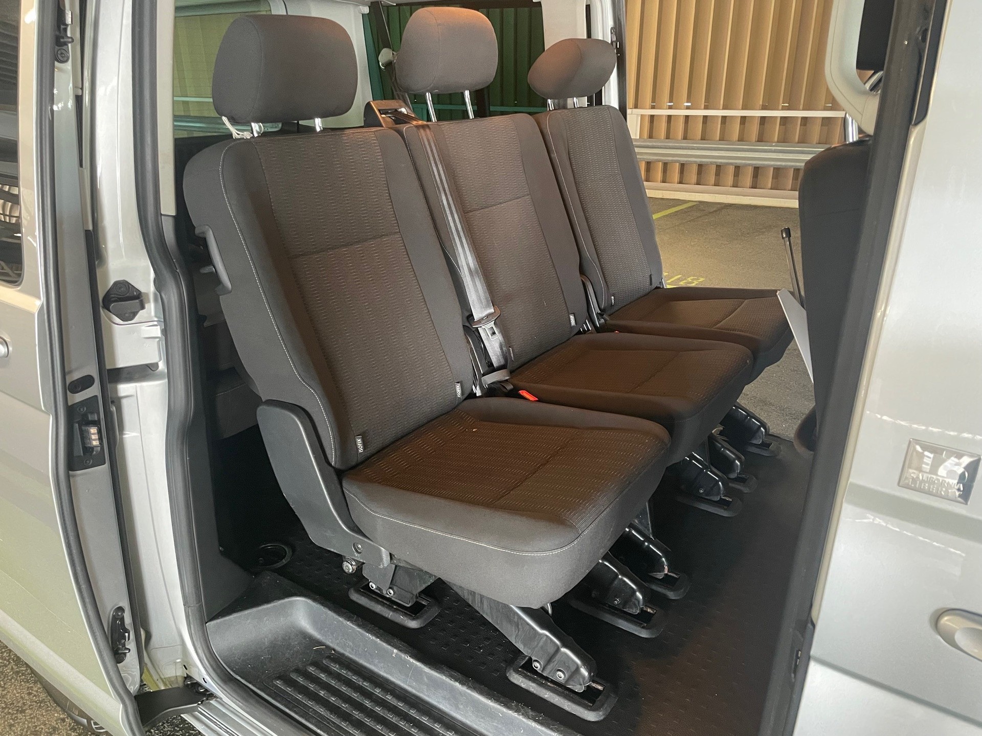 VW 2.0 TDI 204PS - 4x4 / Handschaltung - 9 Sitze / Frisch ab MFK-image-11