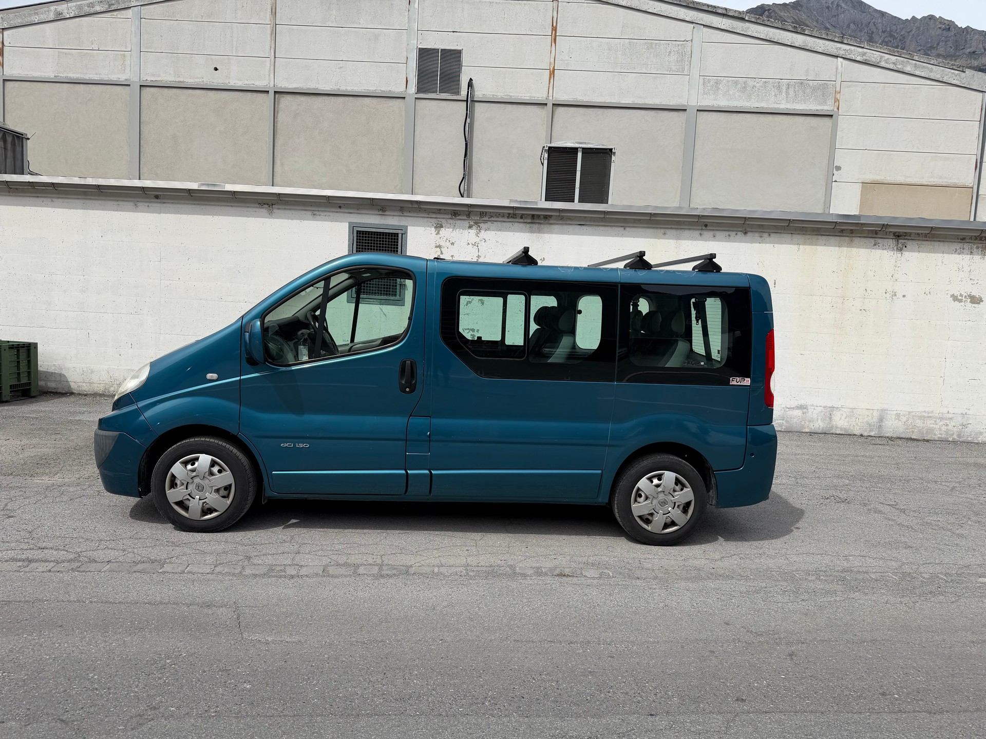 RENAULT Trafic 2.5dCi L1H1 Passenger Expression-image-1