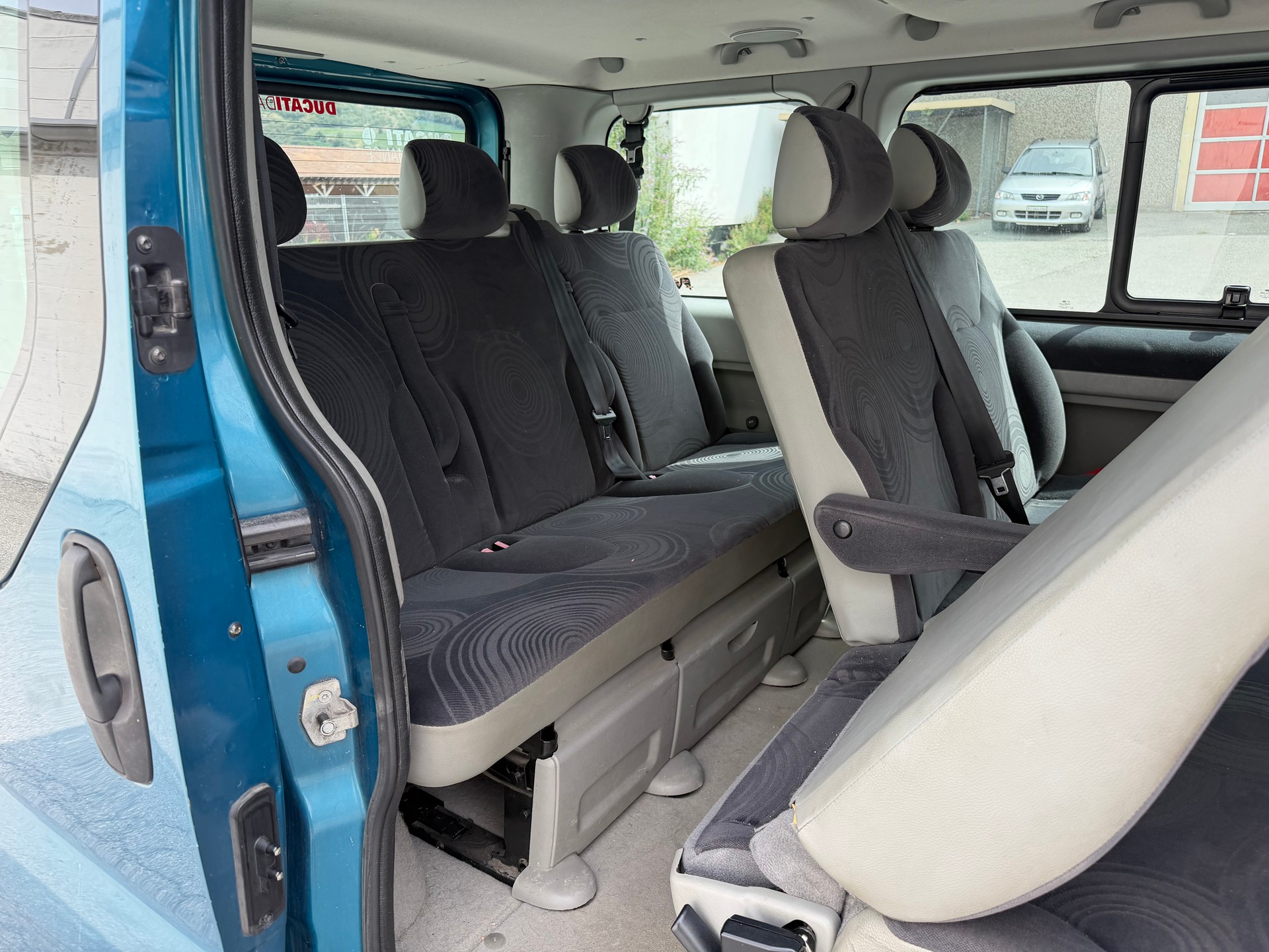 RENAULT Trafic 2.5dCi L1H1 Passenger Expression-image-2