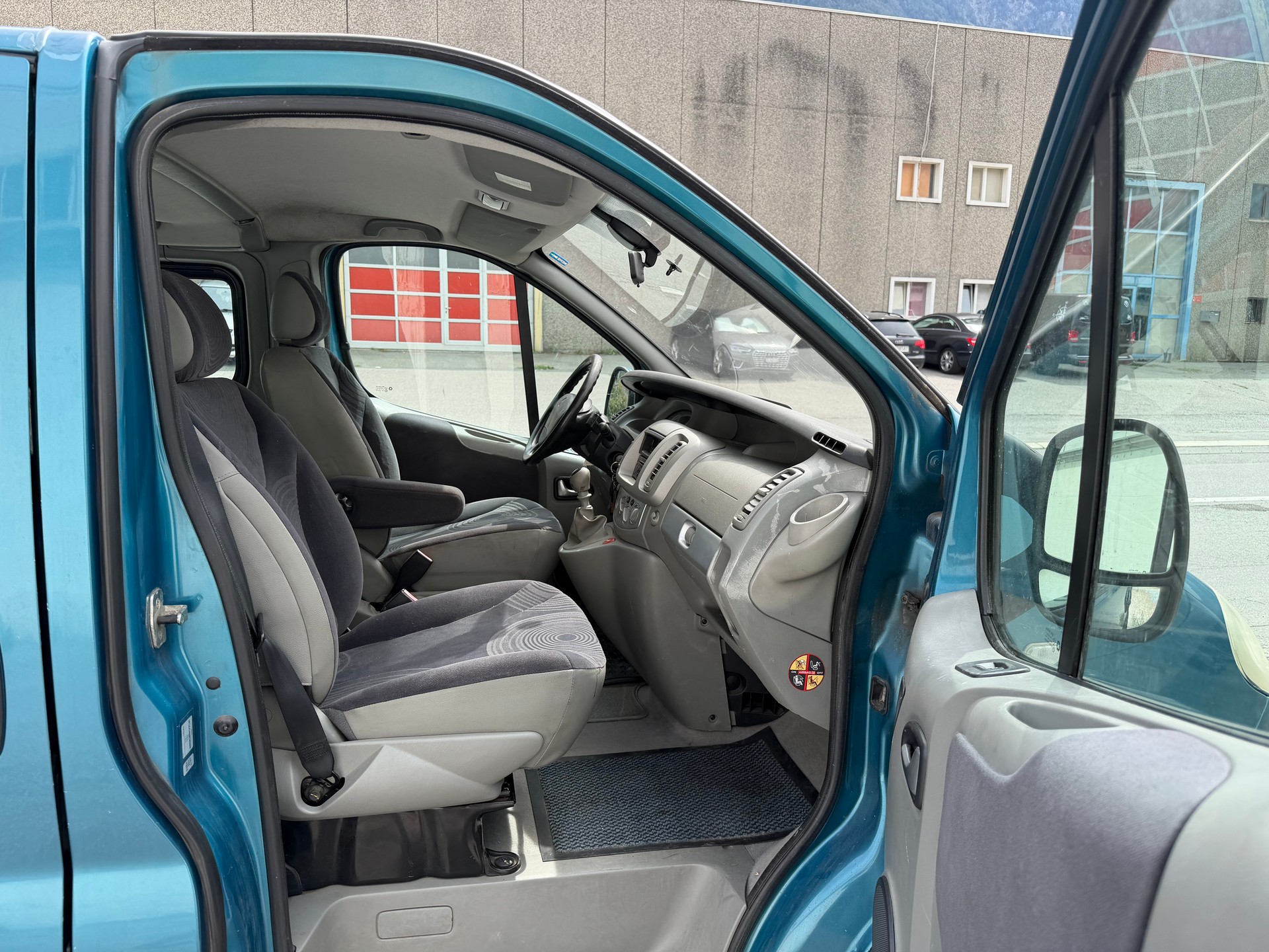 RENAULT Trafic 2.5dCi L1H1 Passenger Expression-image-7