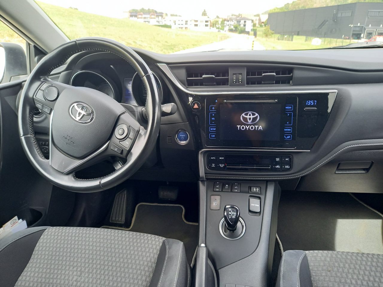 TOYOTA 1.8 HSD Trend-image-4