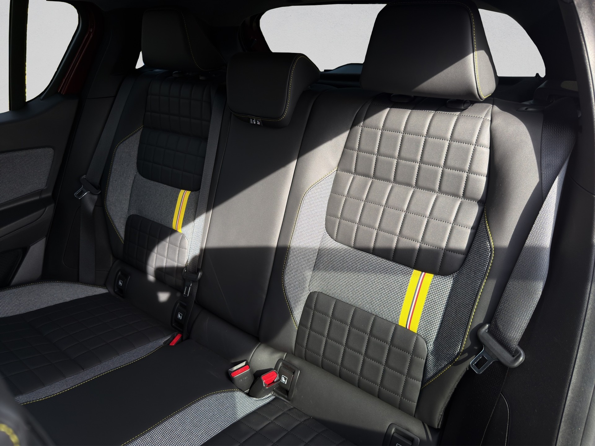 RENAULT R4 E-Tech Comfort Range 52 kWh Iconic-image-13