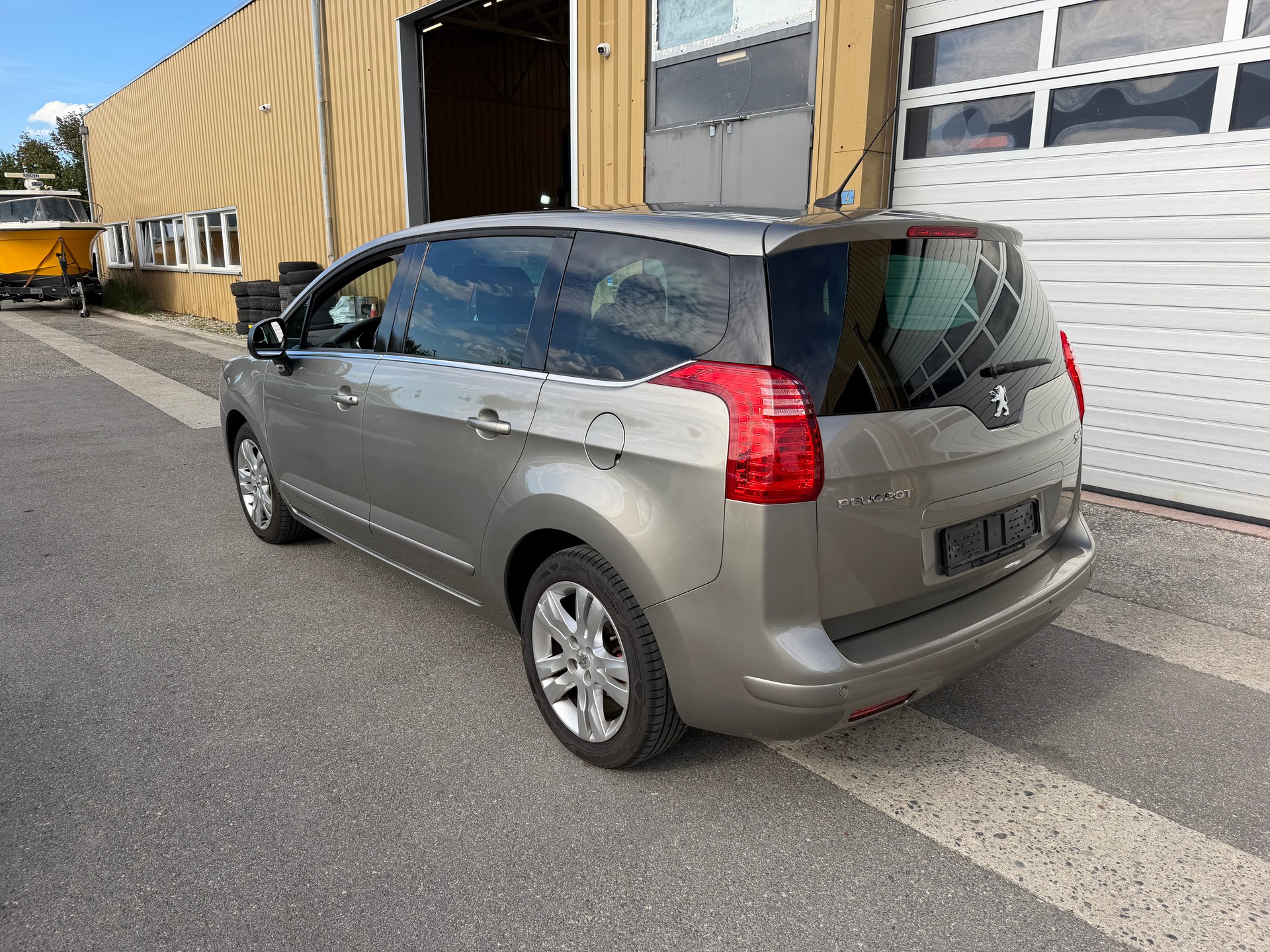 PEUGEOT 5008 1.6 16V T Sport Pack-image-13