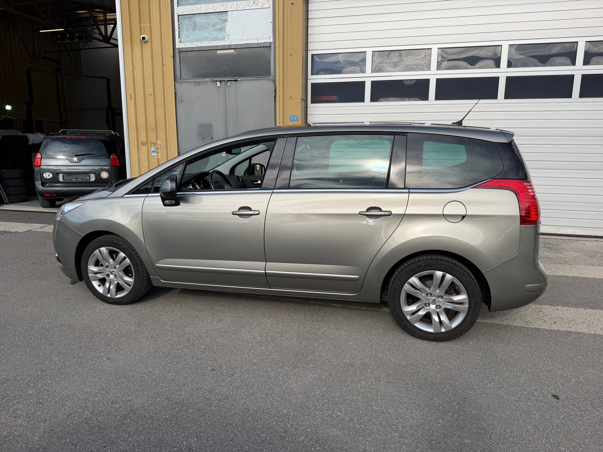PEUGEOT 5008 1.6 16V T Sport Pack-image-12