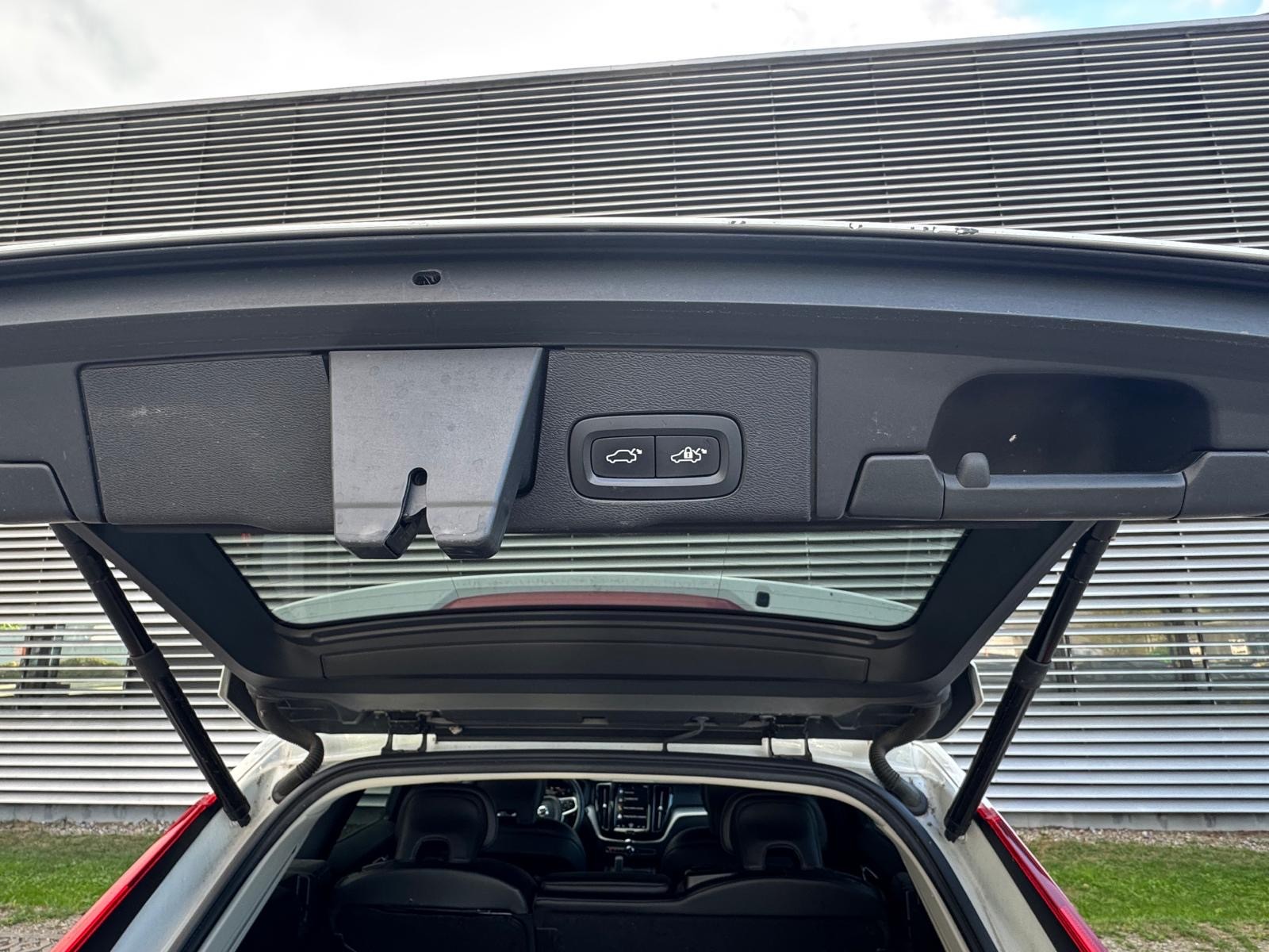 VOLVO XC60 B4 Diesel Mild Hybrid AWD Inscription Geartronic-image-9