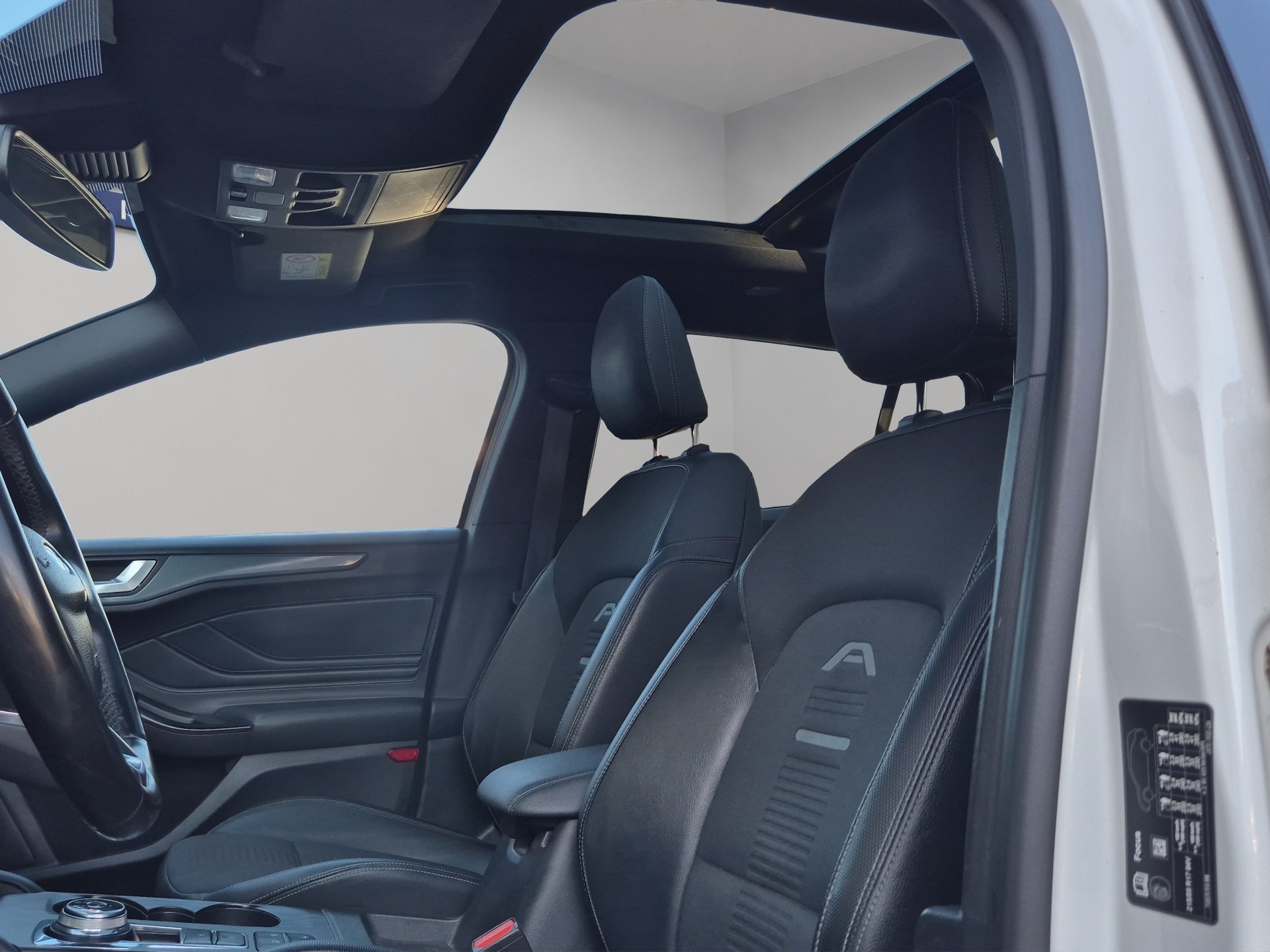 FORD Focus 1.5 SCTi Titanium Automatic-image-12