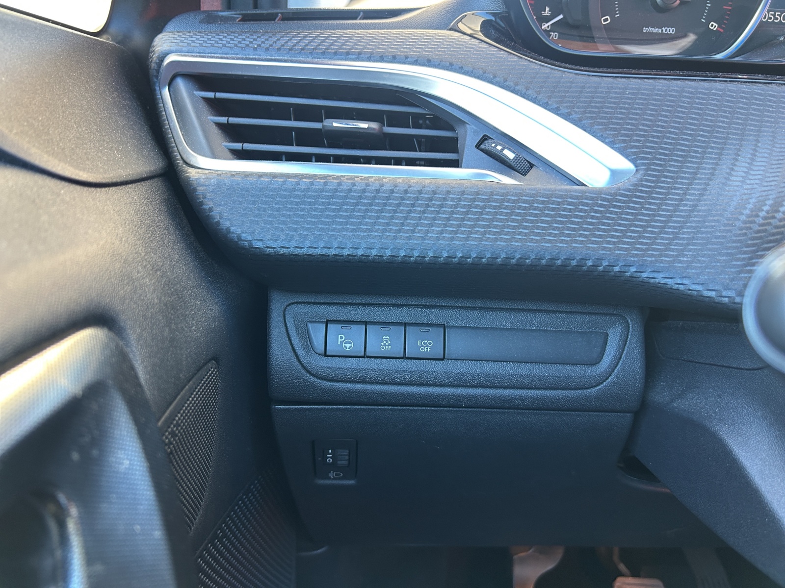 PEUGEOT 2008 1.6 BlueHDi Active-image-15