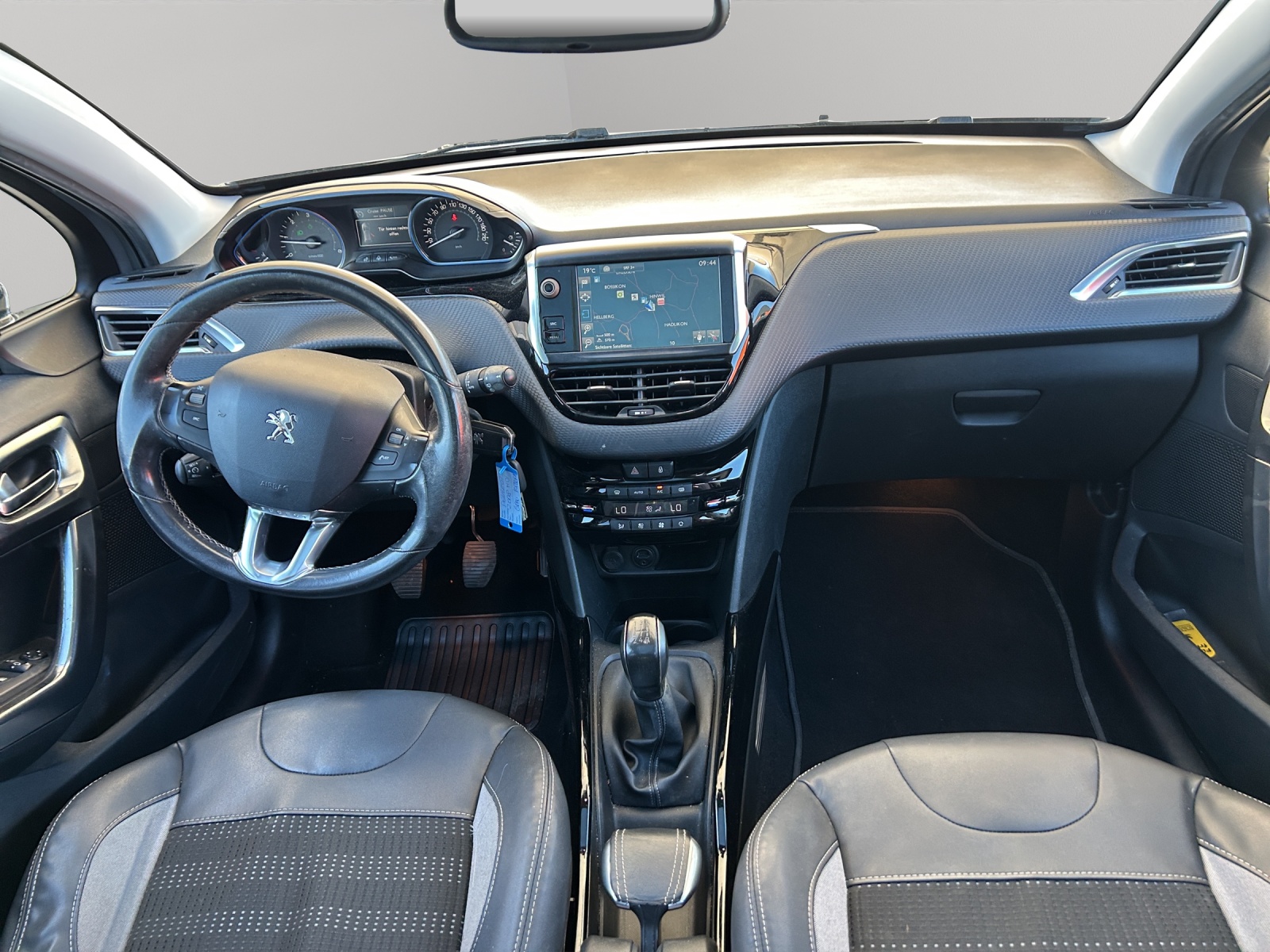 PEUGEOT 2008 1.6 BlueHDi Active-image-8