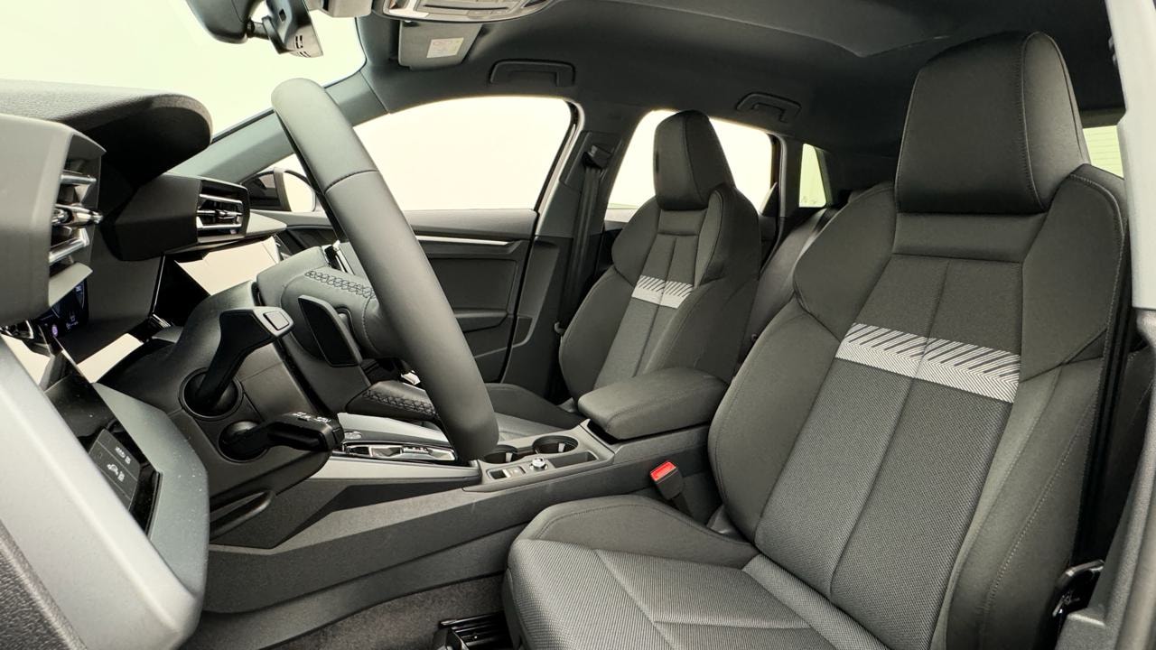 AUDI A3 Sportback TFSI 110 KW S Line-image-4