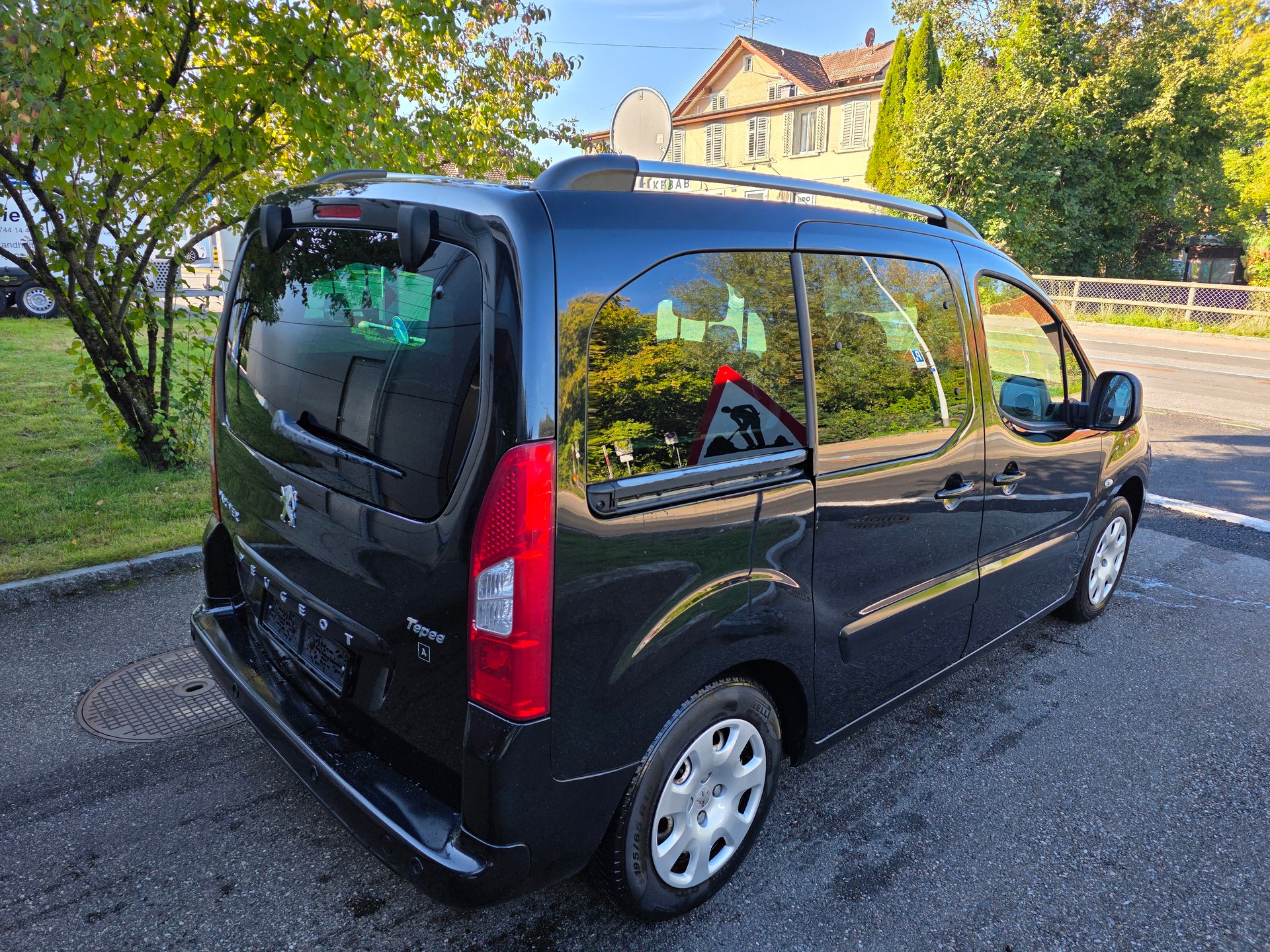 PEUGEOT Partner 1.6 HDI Trendy Clim (Pack) Aktuelle MFK, frisch durchgeführter Service und neue Winterreifen-showroom-element-2