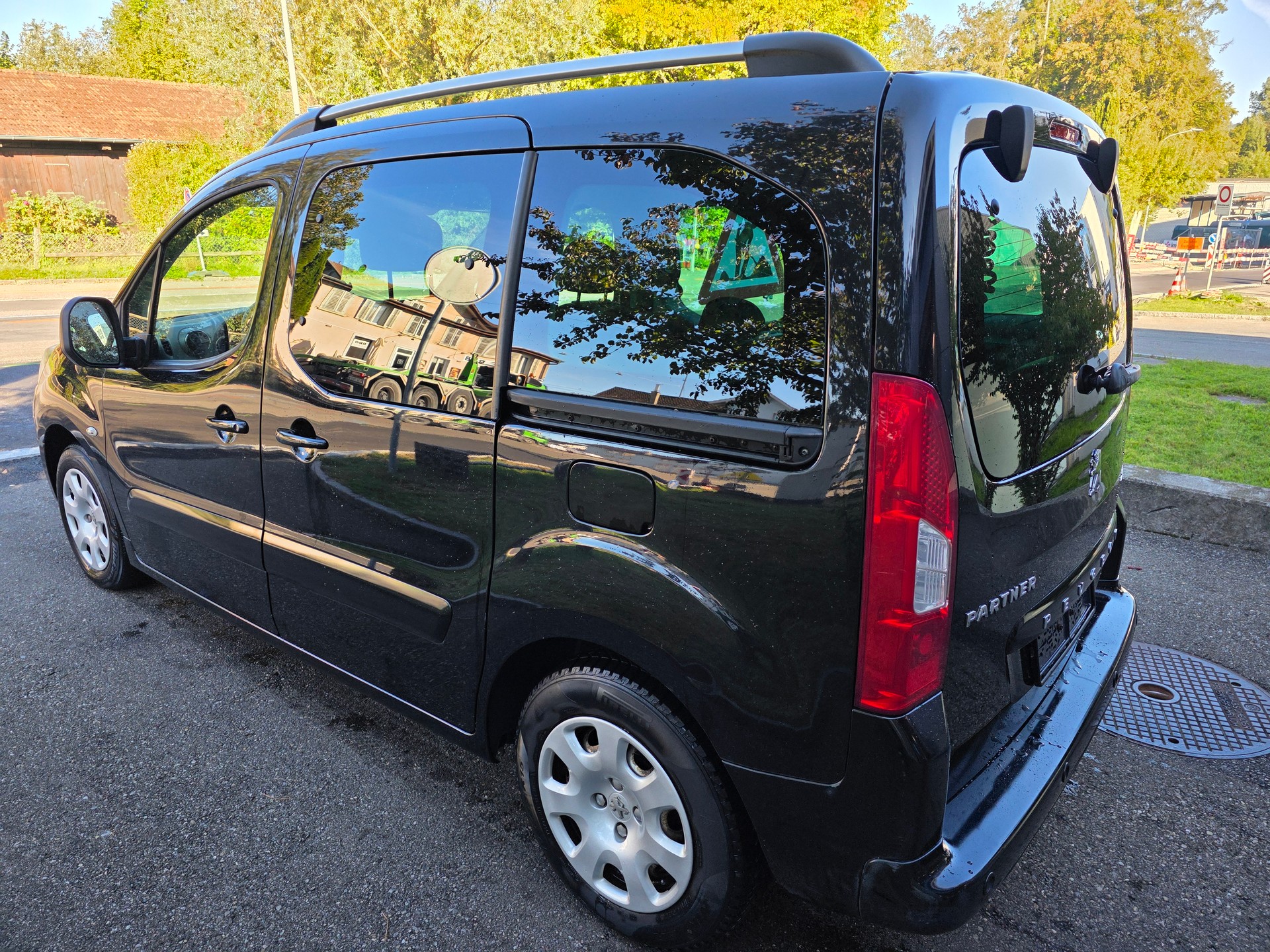 PEUGEOT Partner 1.6 HDI Trendy Clim (Pack) Aktuelle MFK, frisch durchgeführter Service und neue Winterreifen-image-7