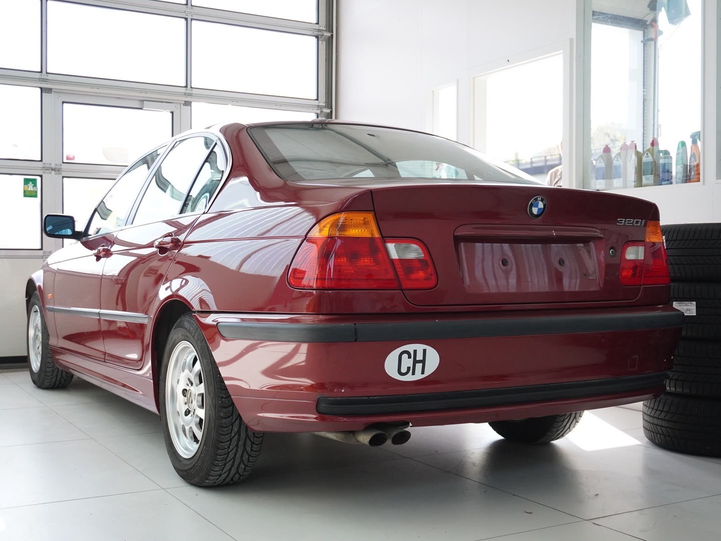BMW 320i-image-1