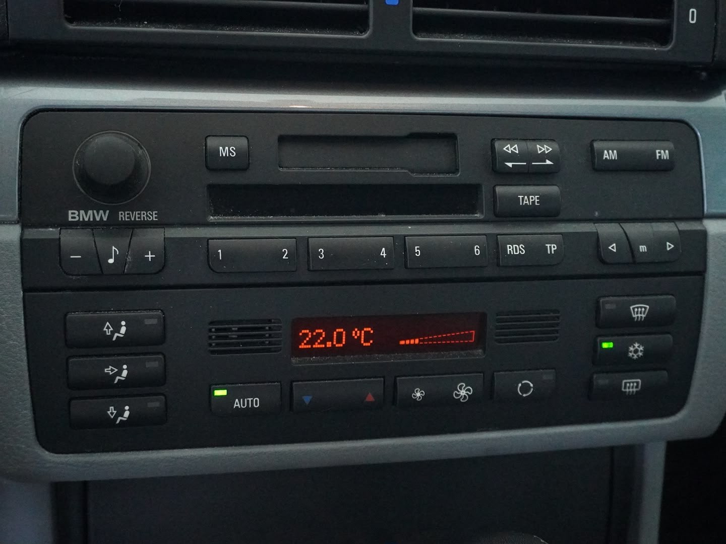 BMW 320i-image-7