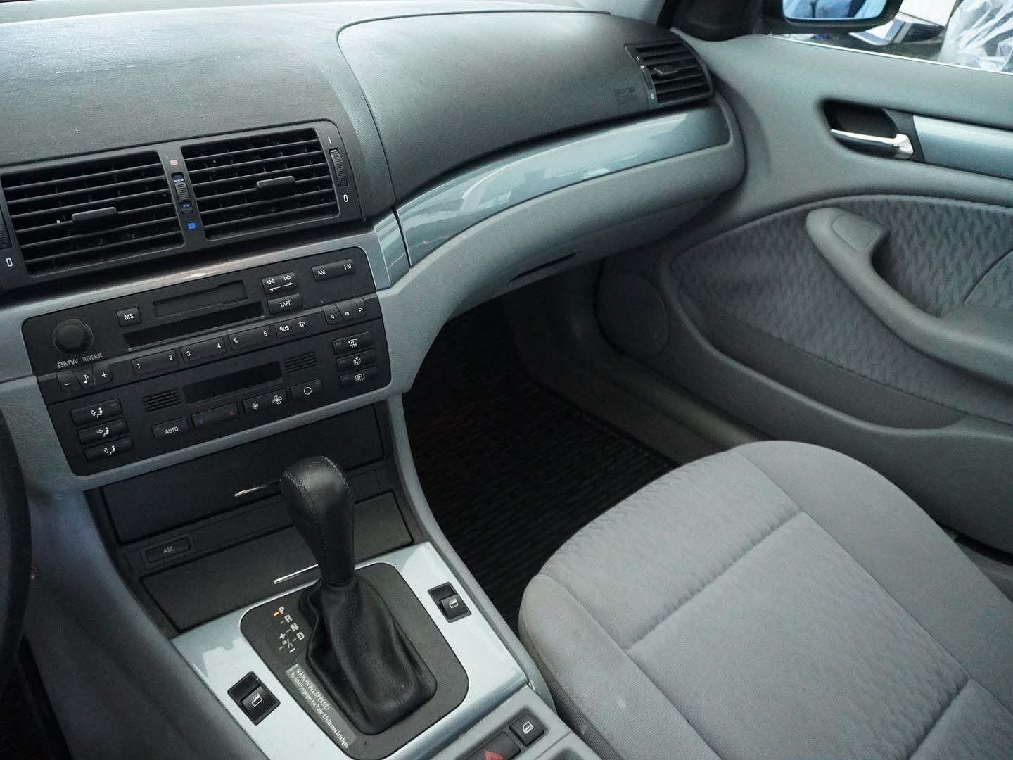 BMW 320i-image-3