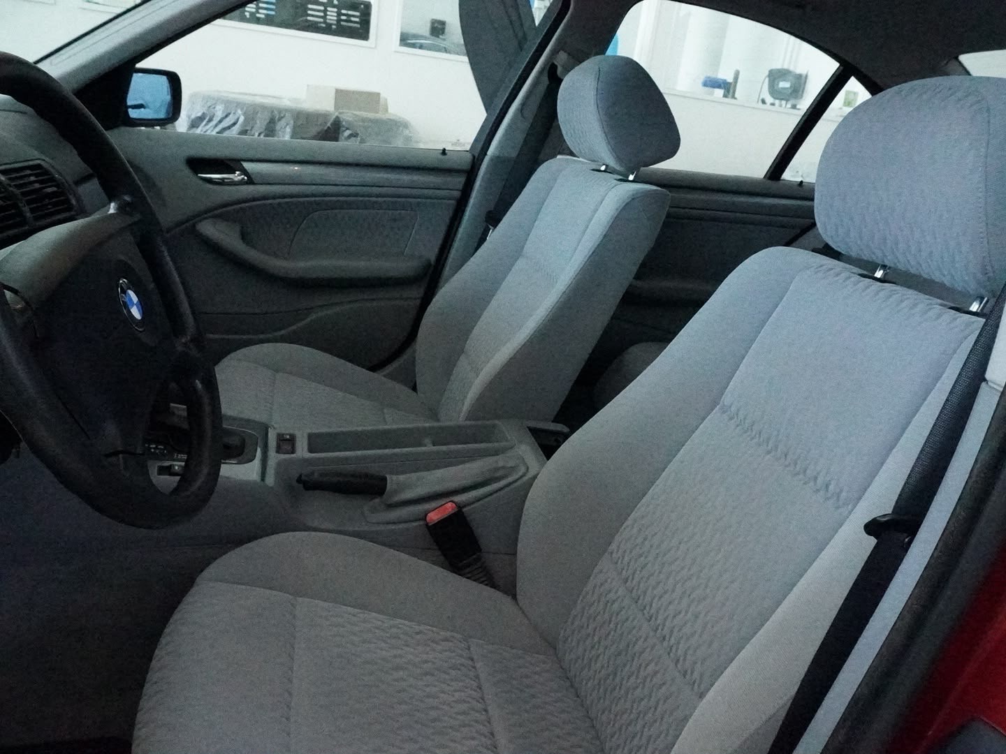 BMW 320i-image-4