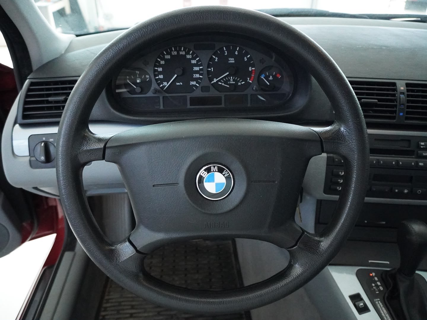 BMW 320i-image-6