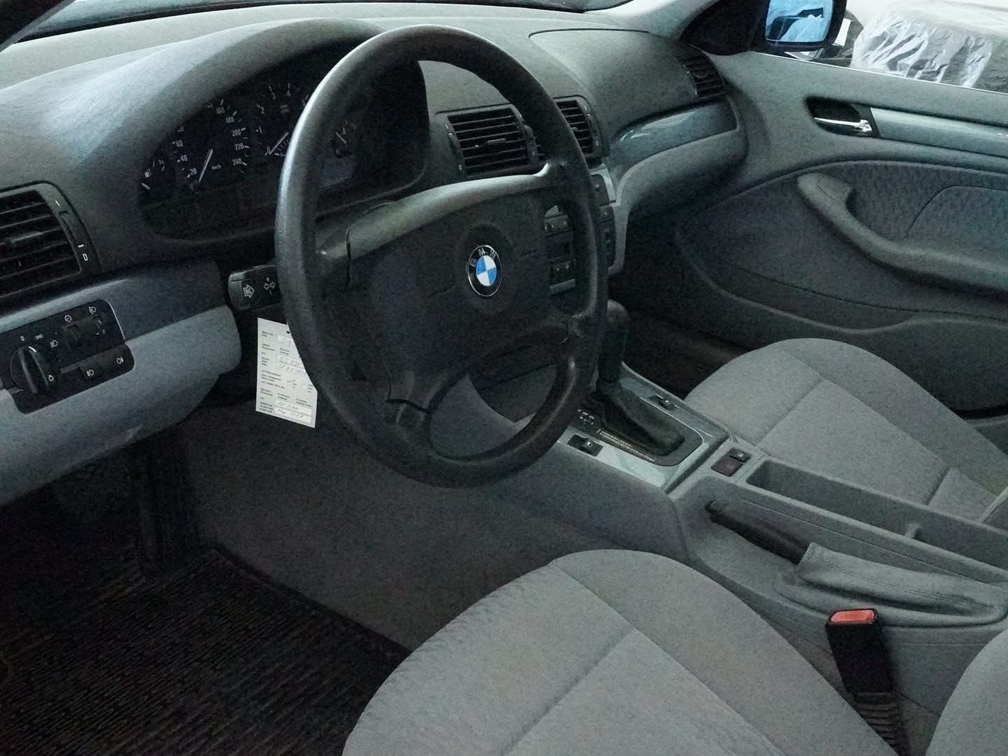BMW 320i-image-2