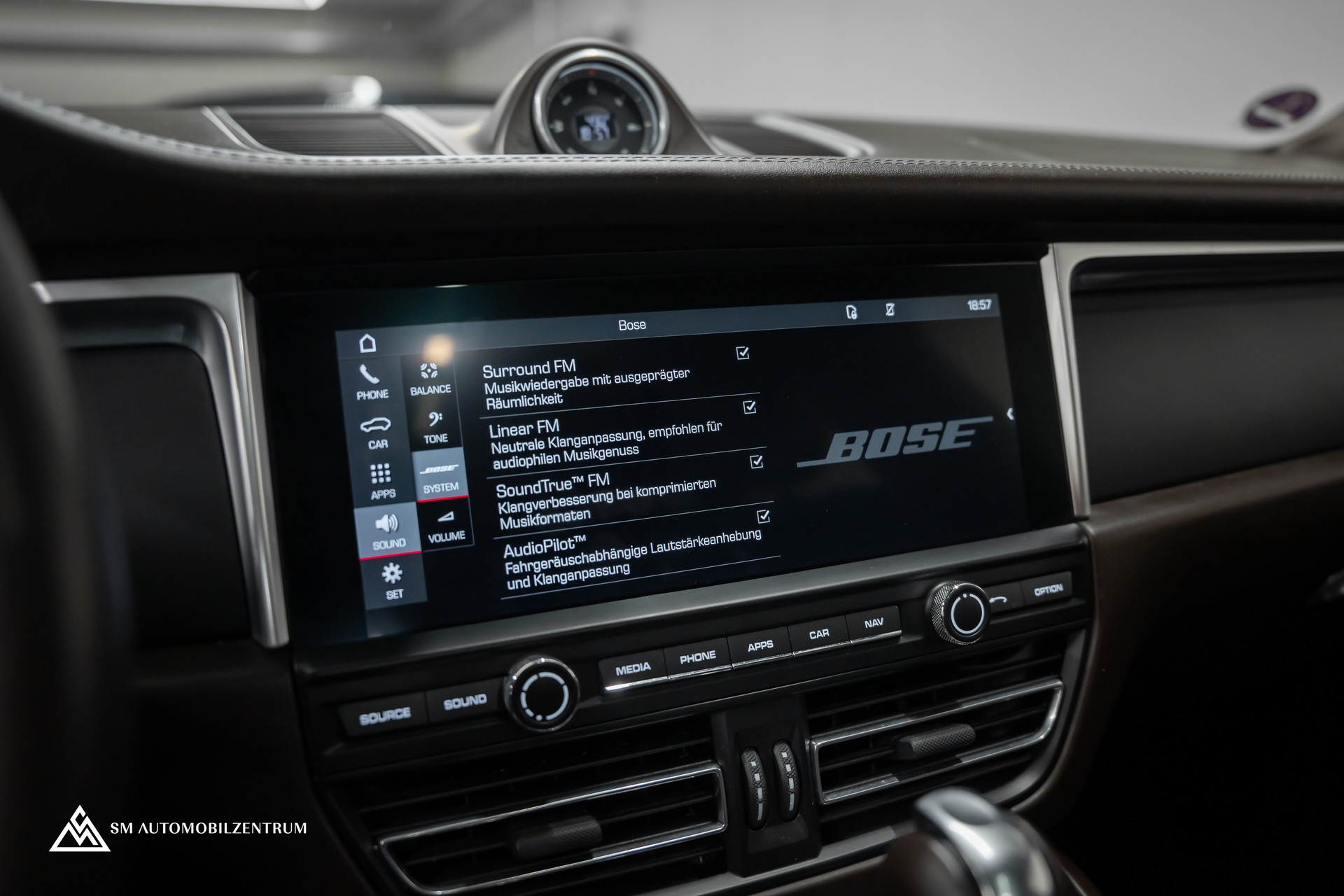 PORSCHE Macan PDK / CH / Panoramadach / Bose-image-32