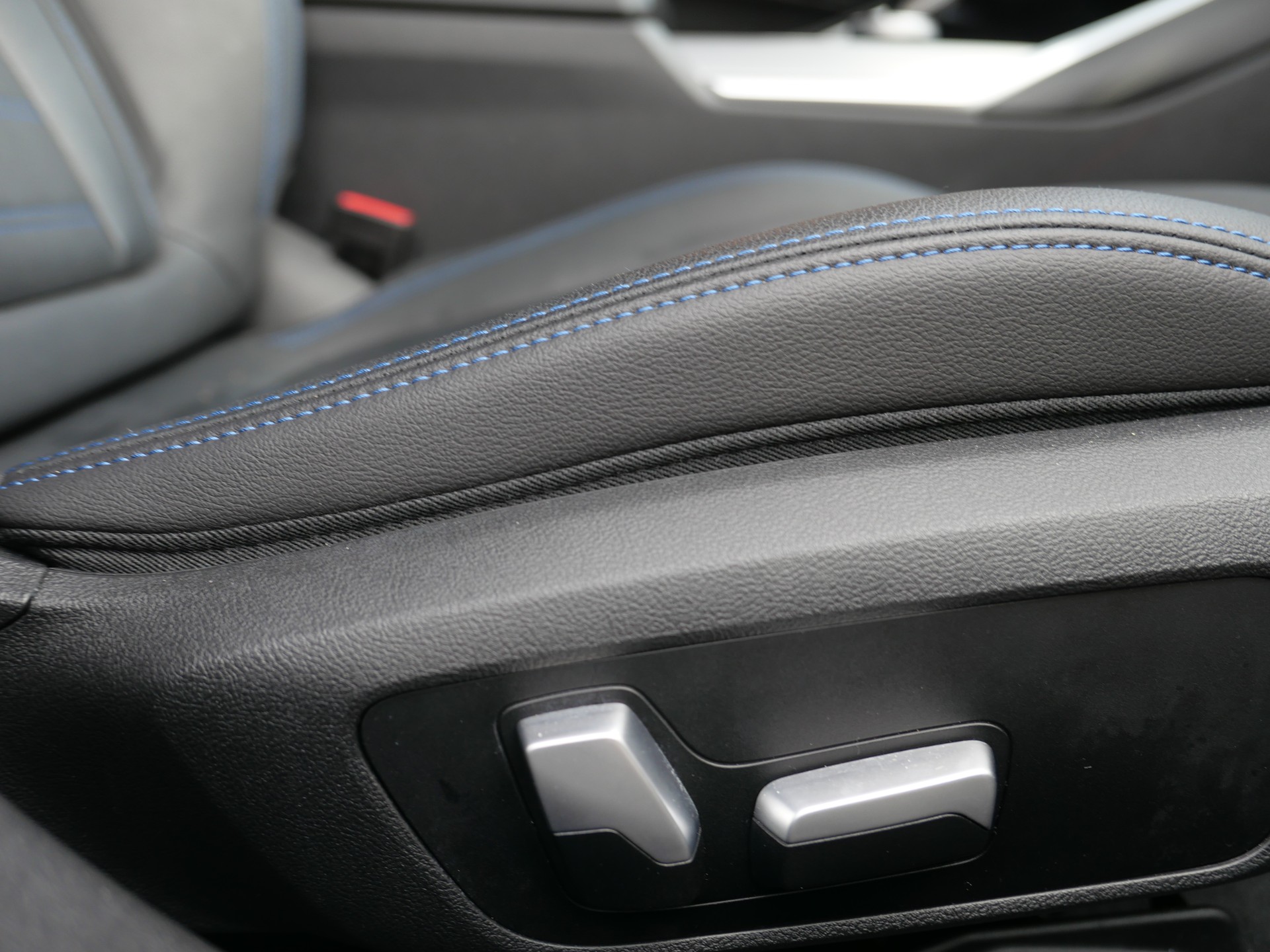 BMW M340d xDrive 48V Touring Steptronic Sport-image-13