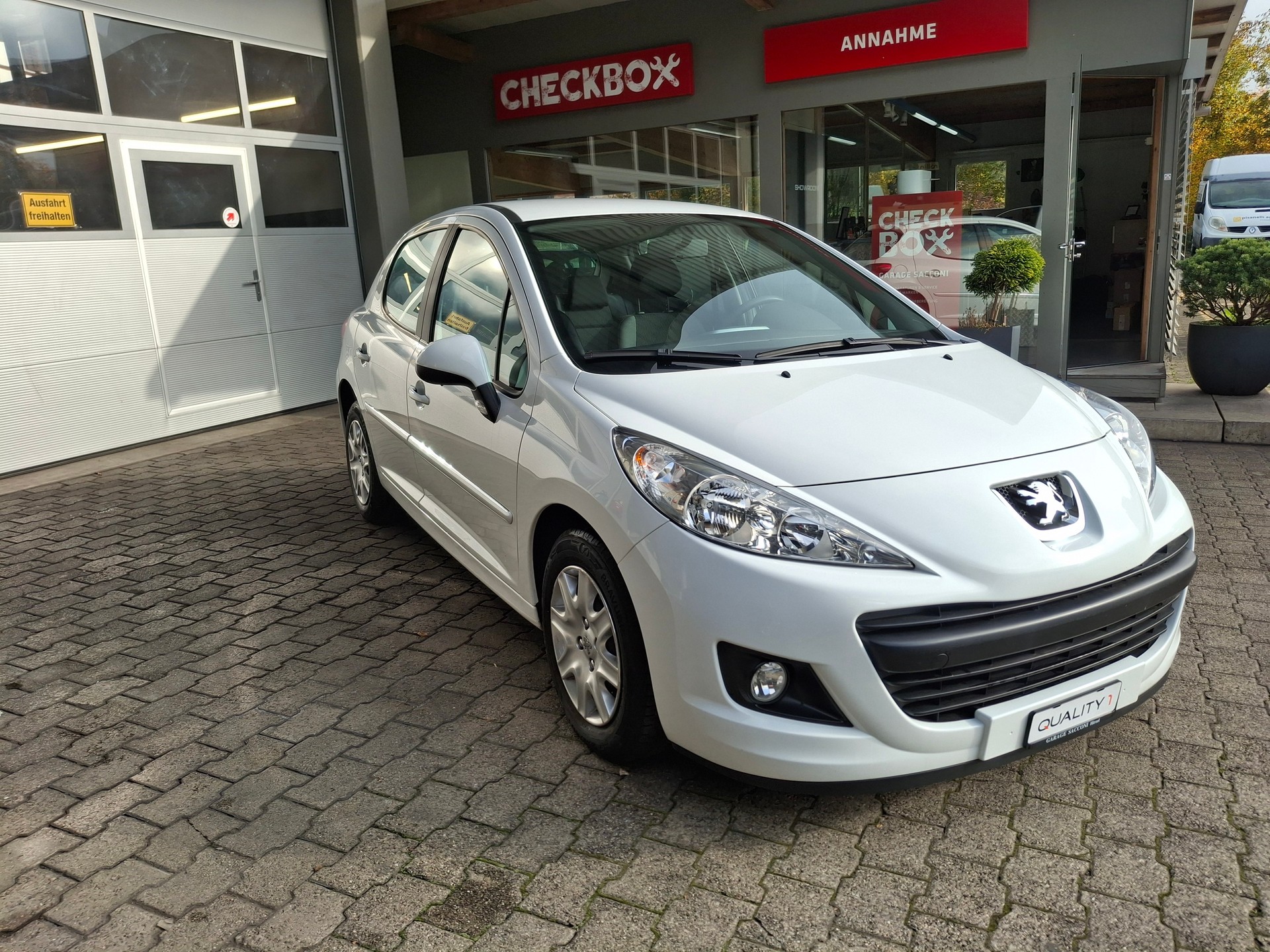 PEUGEOT 207 1.4 Trendy Clim-image-1