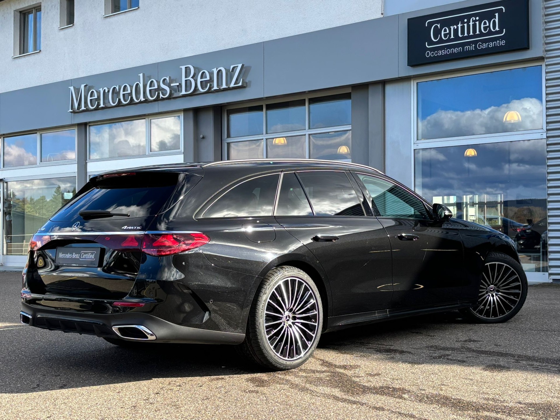 MERCEDES-BENZ E 200 AMG-Line 4Matic Kombi-image-3