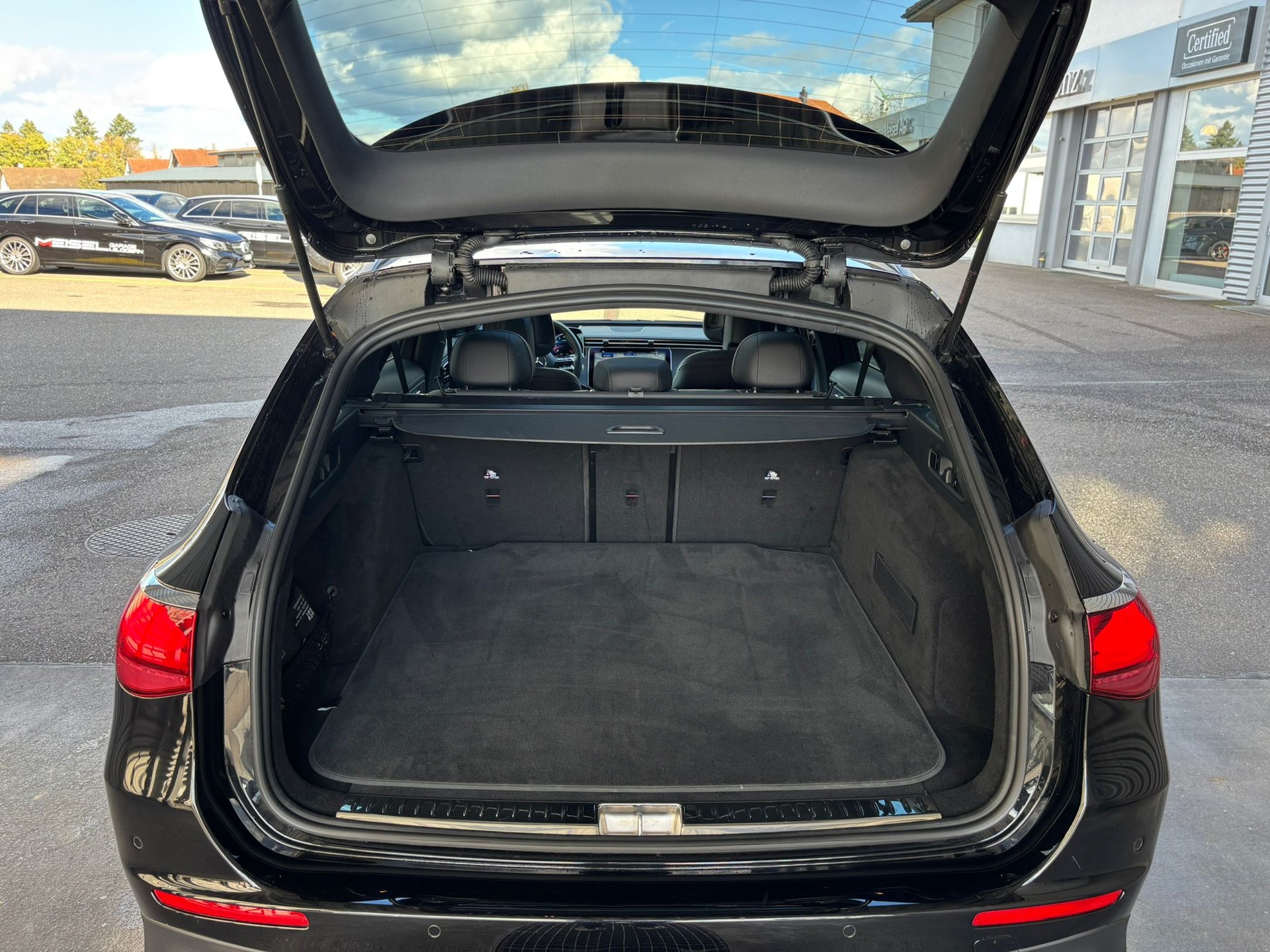 MERCEDES-BENZ E 200 AMG-Line 4Matic Kombi-image-13