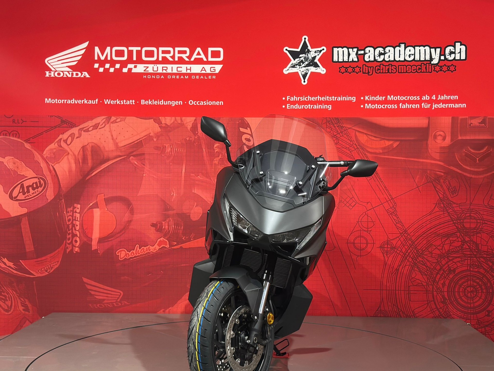 HONDA FORZA 750*Modell 2026**Neufahrzeug*Matte Ballistic Black Metallic**-showroom-element-3