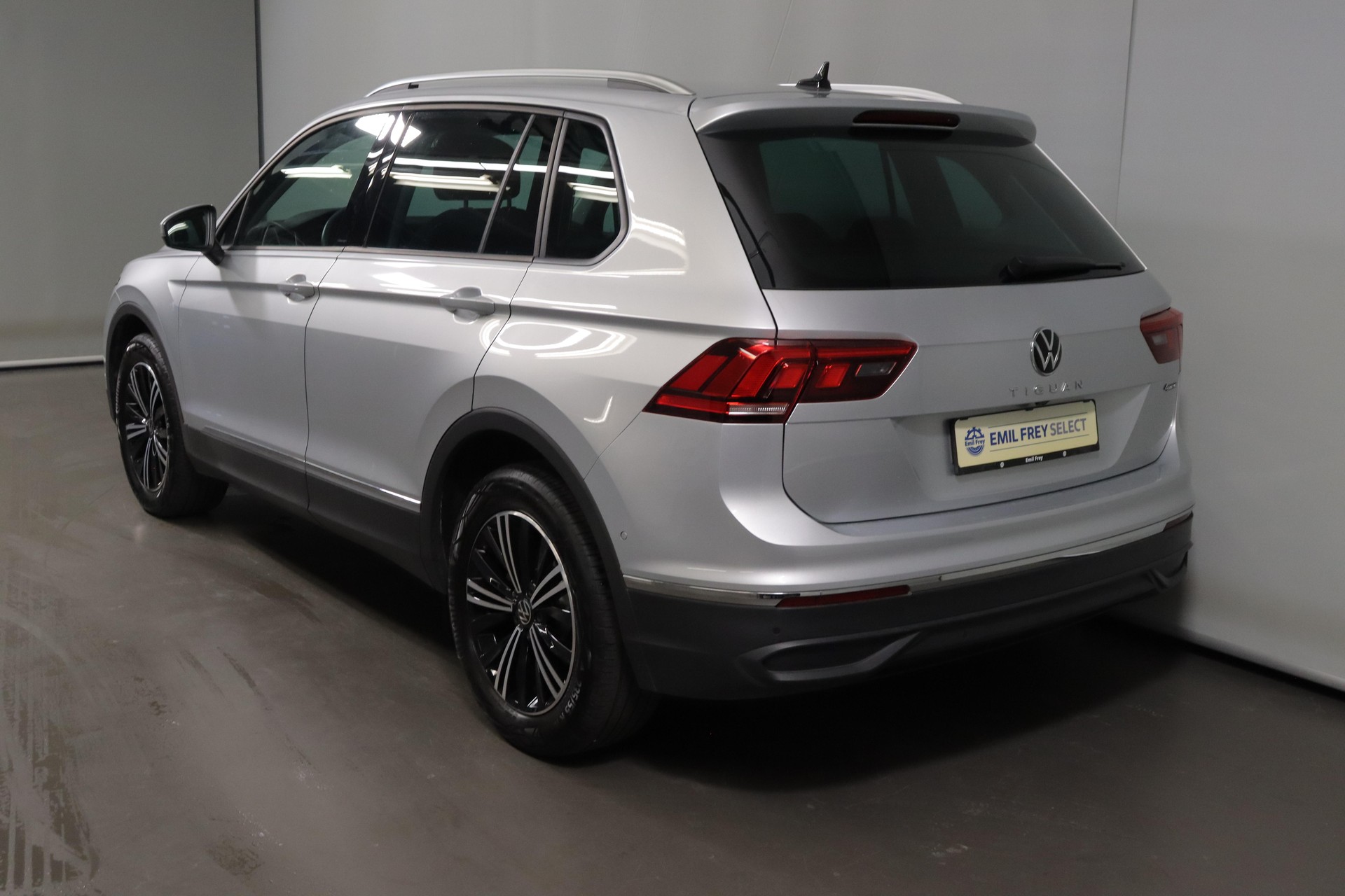 VW Tiguan 2.0 TSI Life 4Motion DSG-image-13