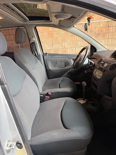 TOYOTA Yaris 1.3 Linea Sol-image-4