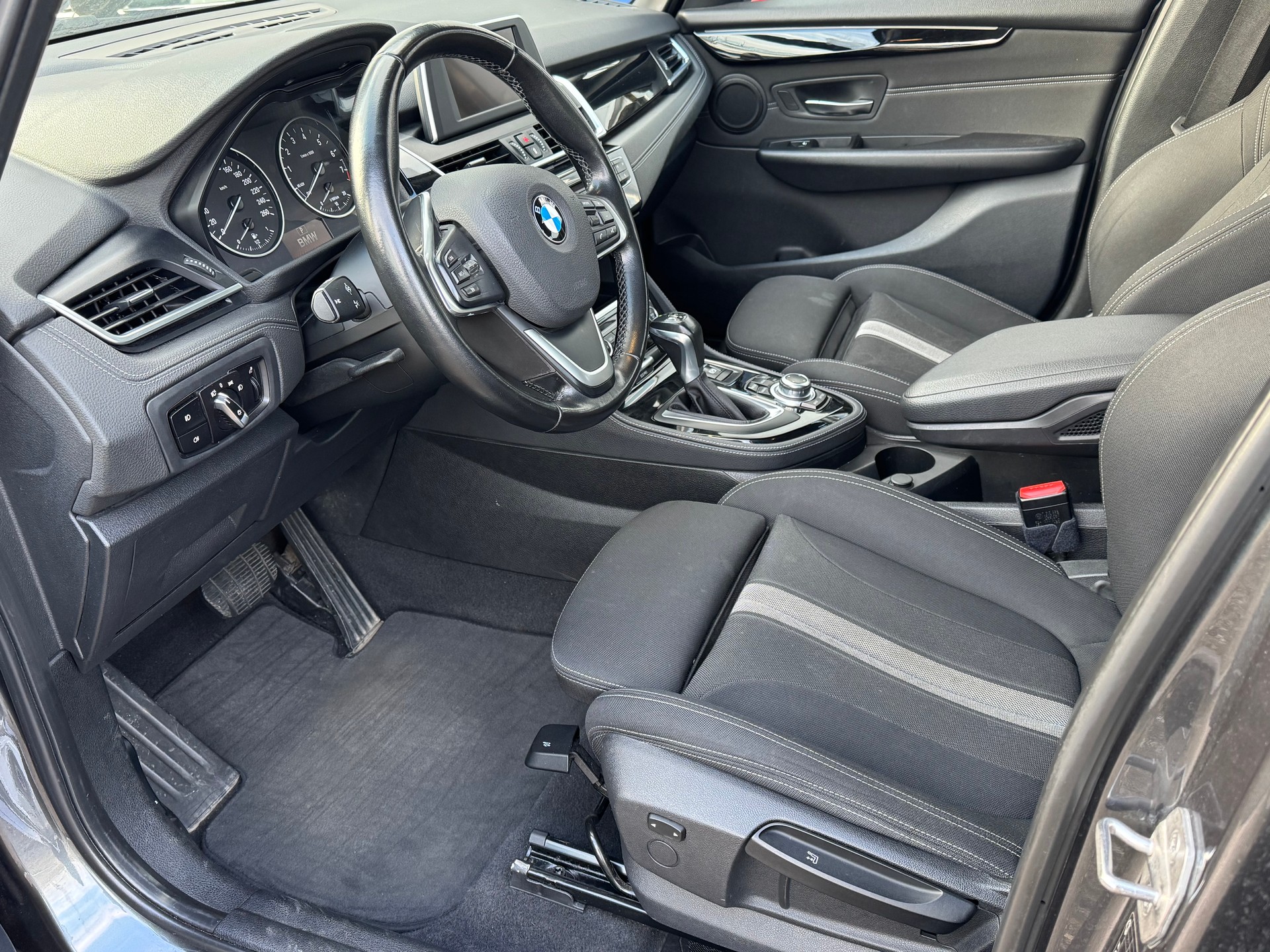BMW 220i Gran Tourer Sport Line Steptronic-image-9
