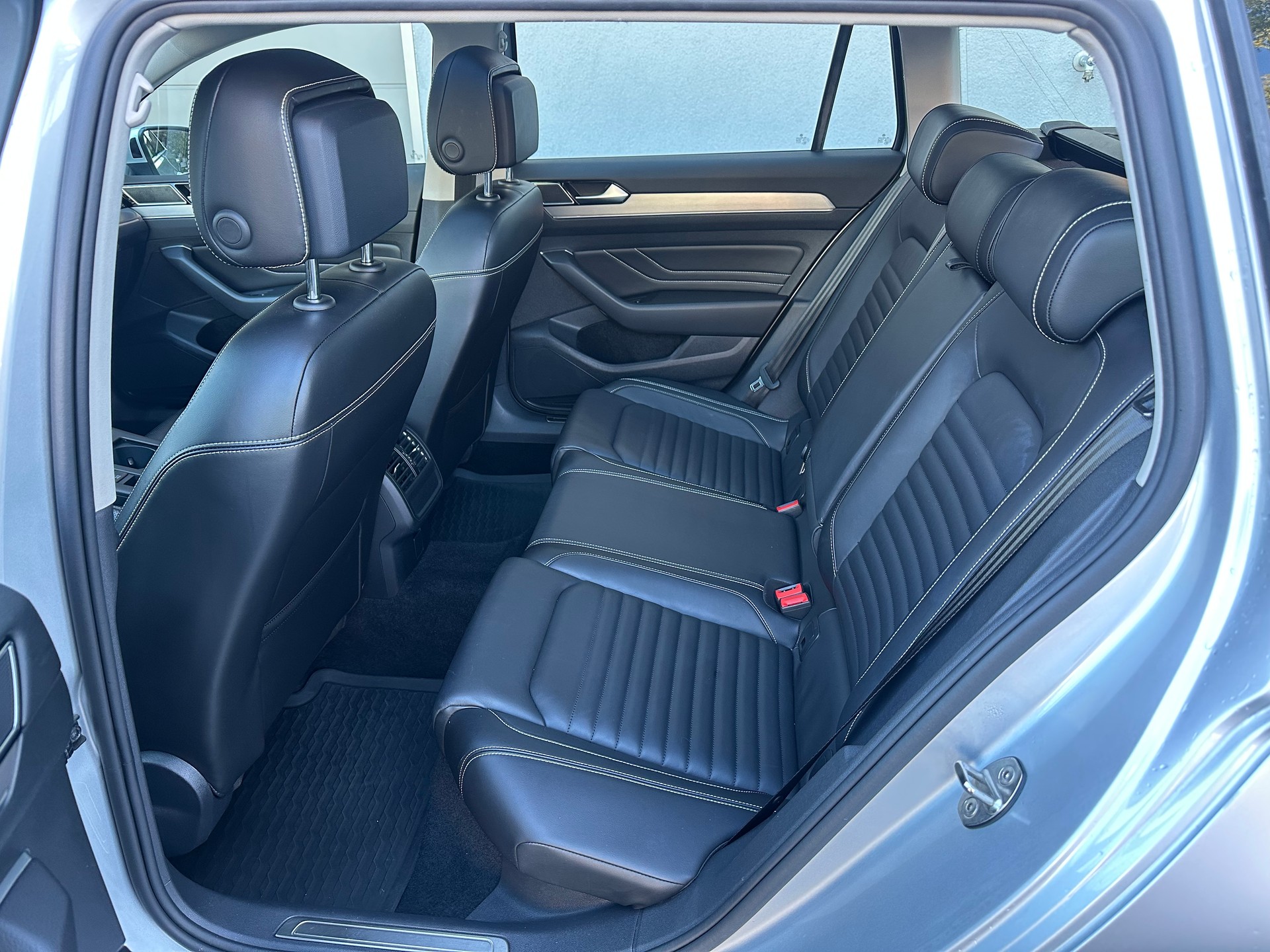 VW Passat Variant 2.0 TSI Business DSG-image-6
